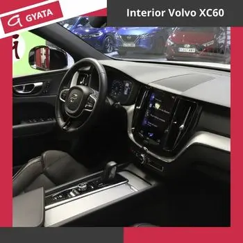 Interior del coche Volvo XC60 en buen estado