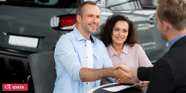 pareja contratando financiacion
