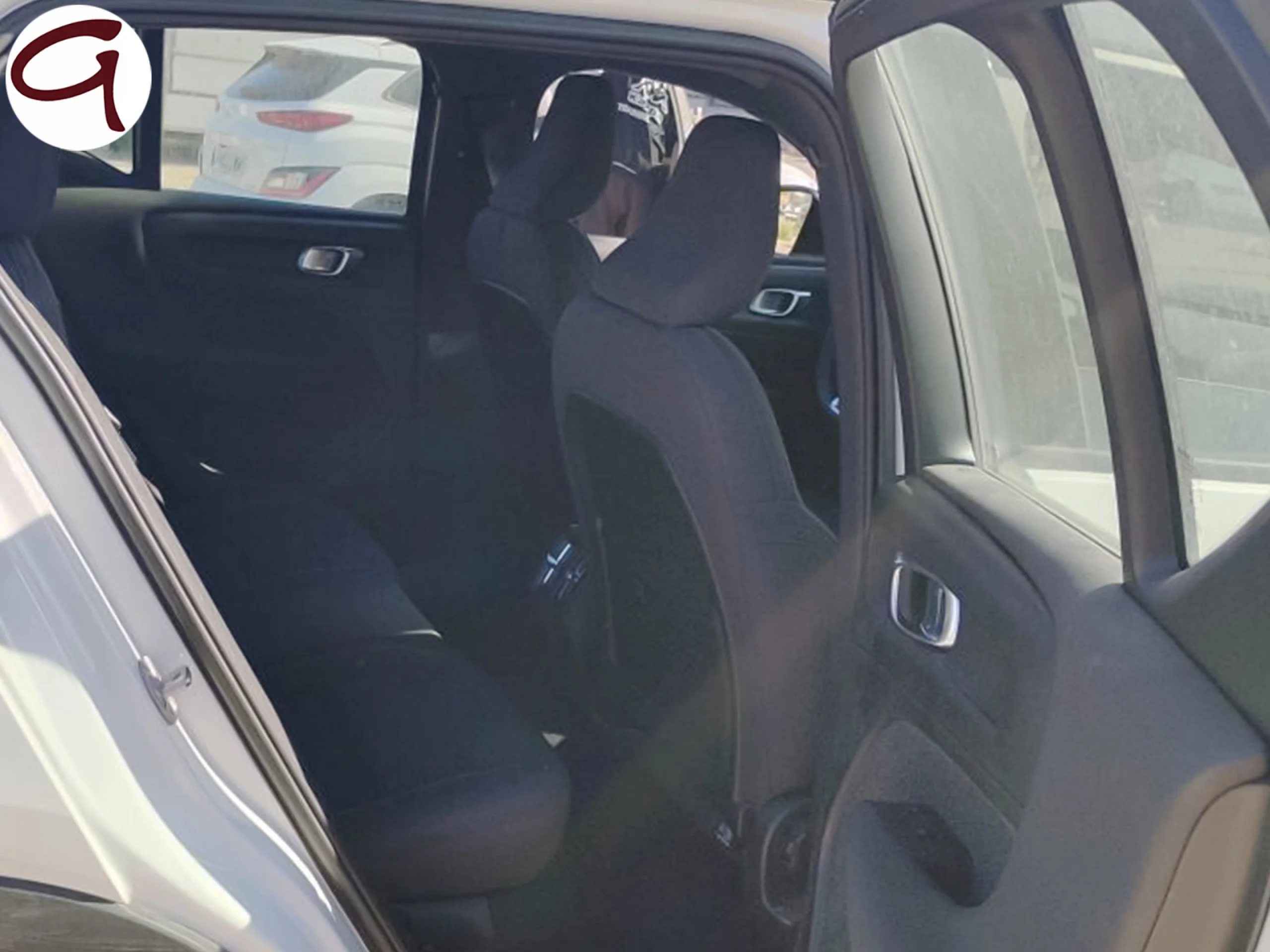 Volvo XC40 Eléctrico Recharge Core 170 kW (231 CV) - Foto 4