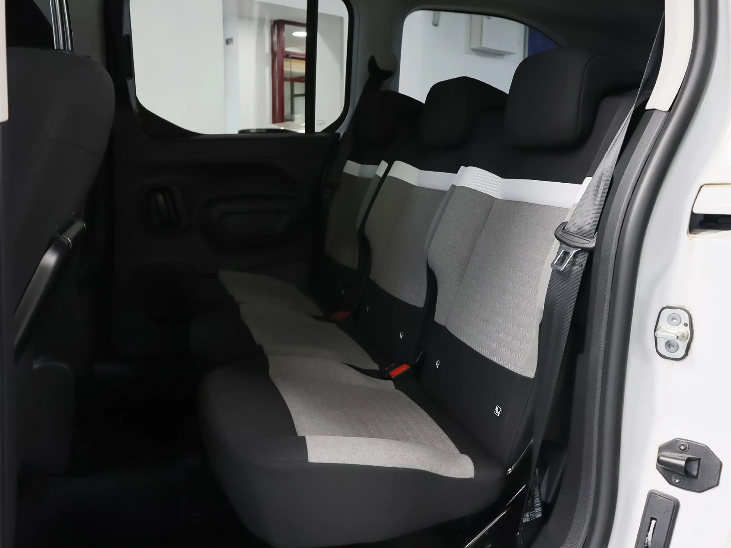 Citroen ë-Berlingo Talla XL Shine 50kWh 100 kW (136 CV) - Foto 9