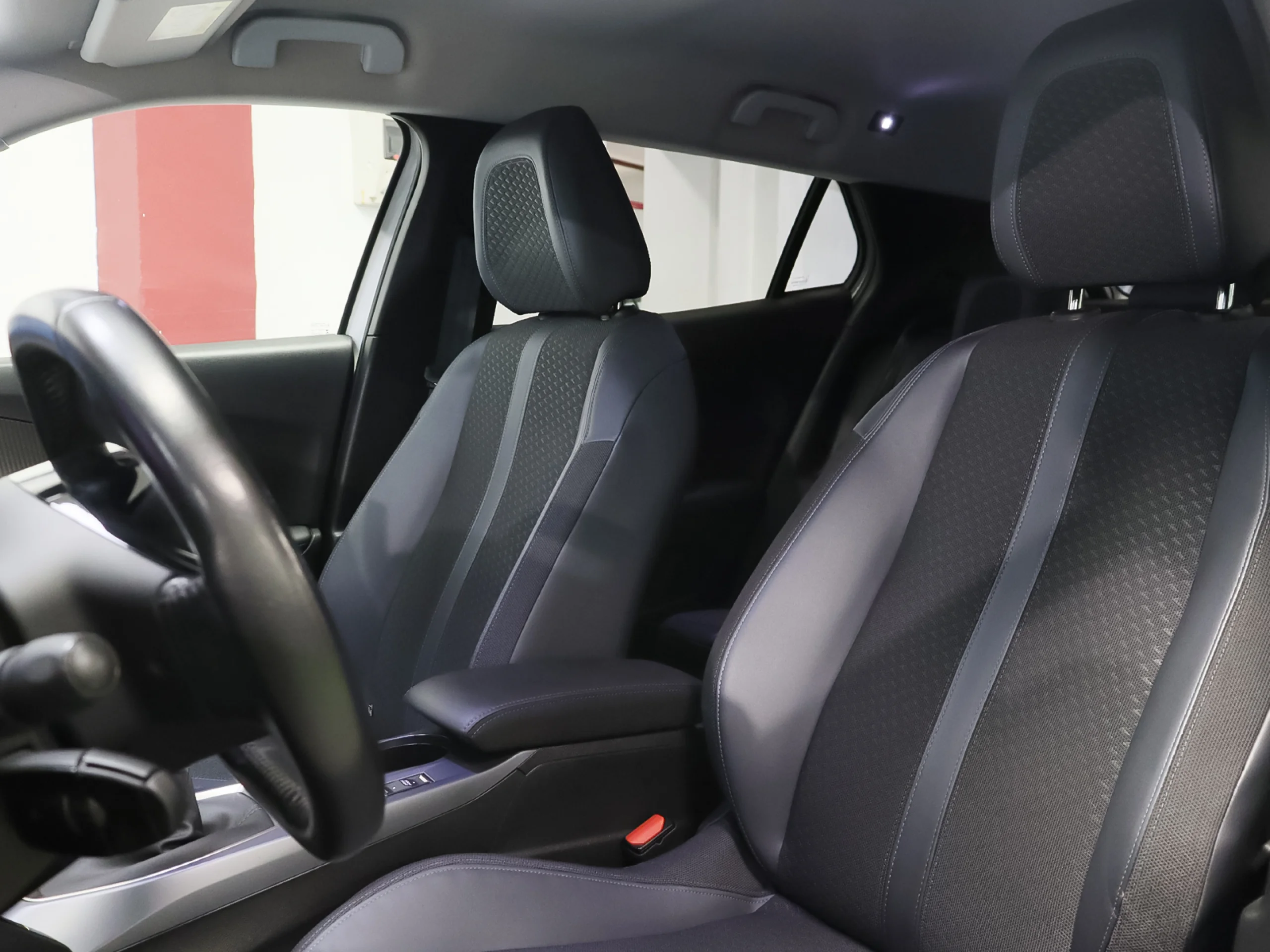 Peugeot 2008 PureTech 130 S&S Allure 96 kW (130 CV) - Foto 6