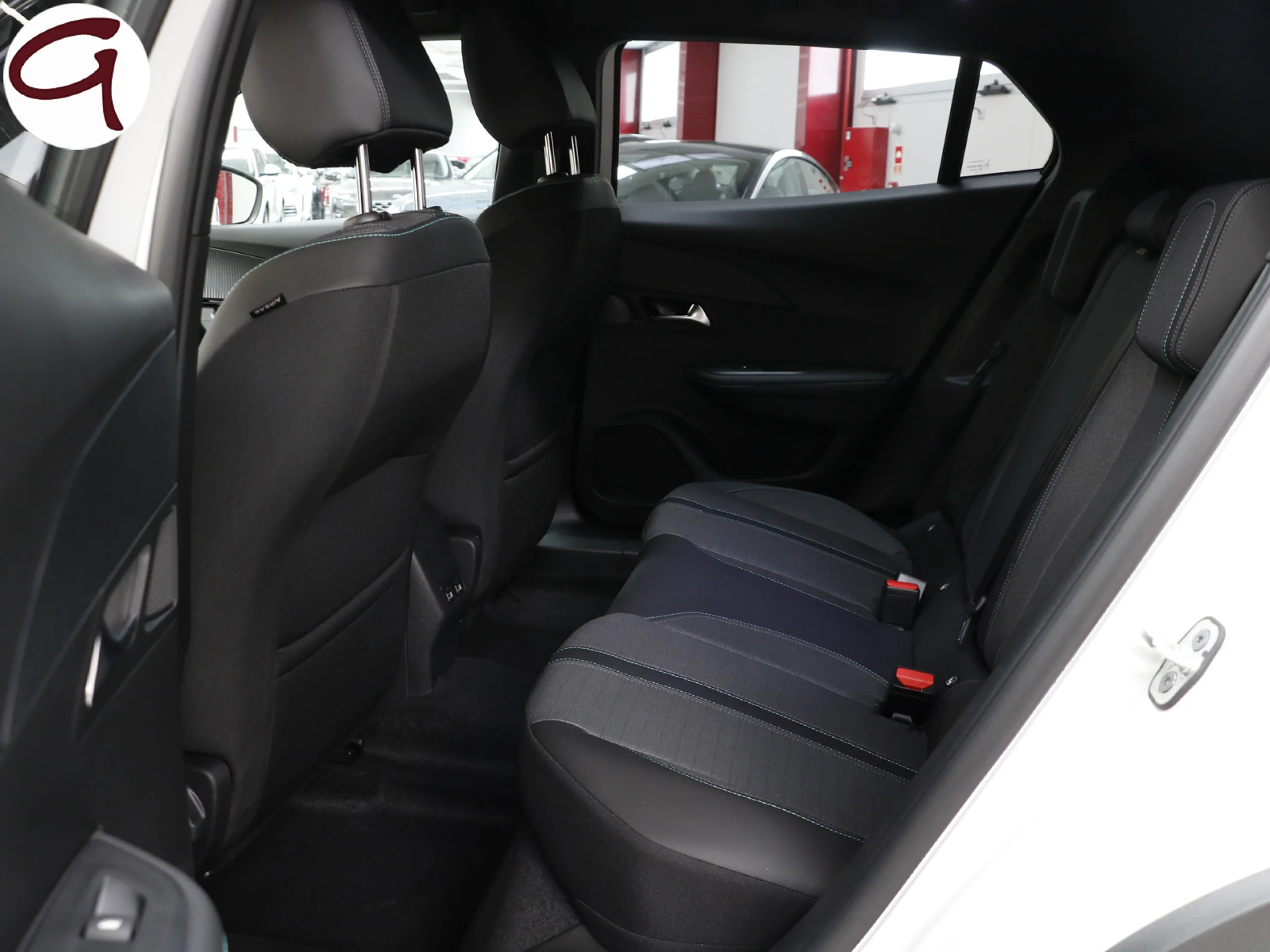 Peugeot E-2008 Eléctrico Allure Pack 100 kW (136 CV) - Foto 19