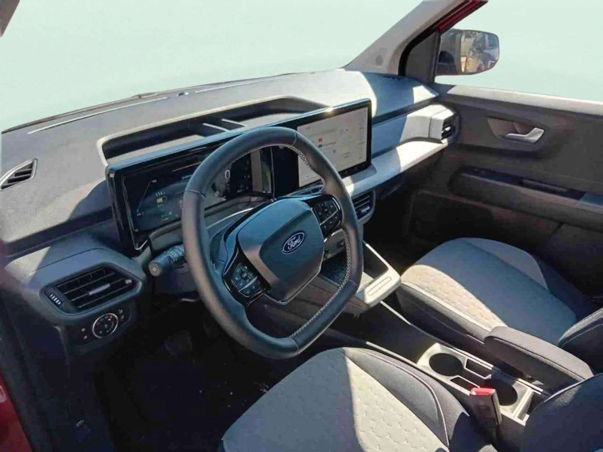 Ford Tourneo Courier BEV 43,5kWh Titanium Auto 100 kW (136 CV) - Foto 3