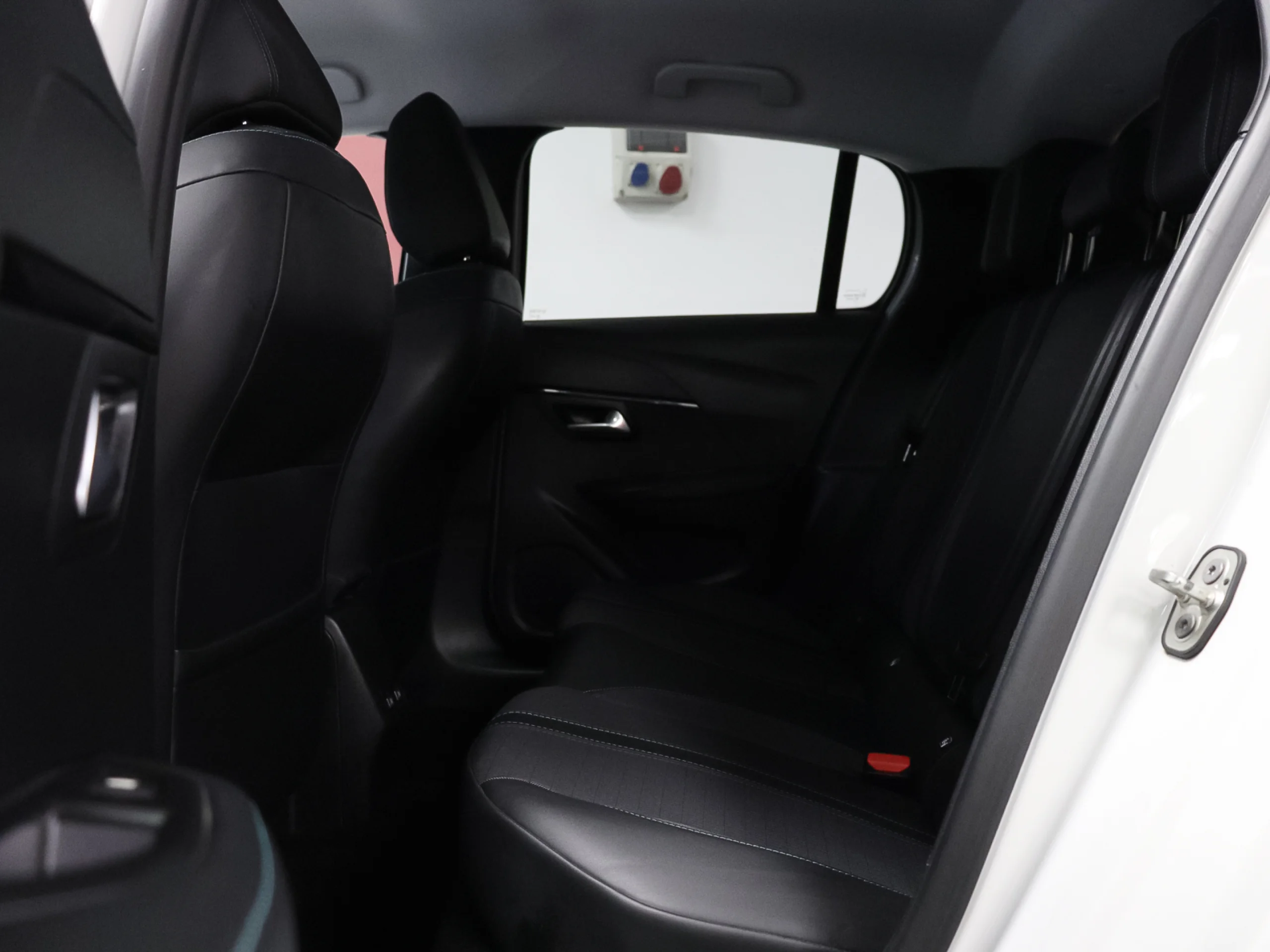 Peugeot E-208 Eléctrico Allure Pack 100 kW (136 CV) - Foto 9