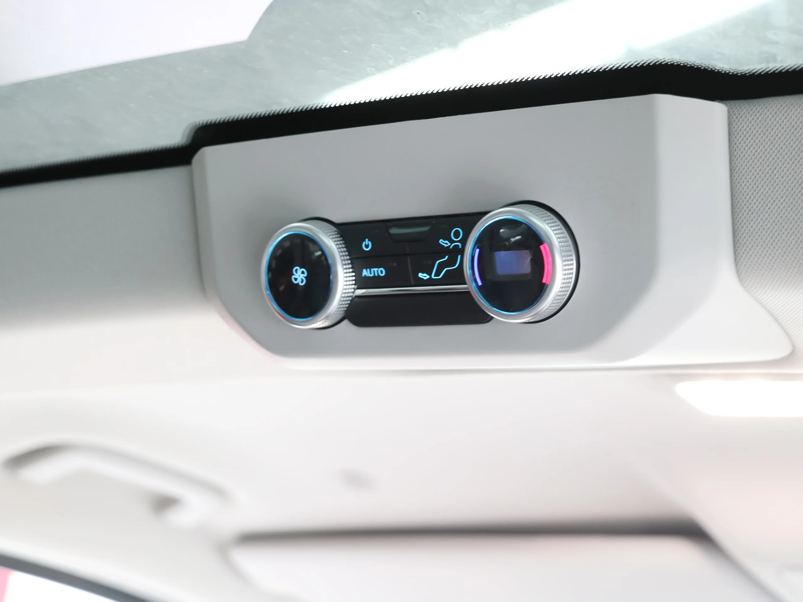 Ford Grand Tourneo Custom BEV 64kWh L2 Titanium X 160 kW (218 CV) - Foto 14