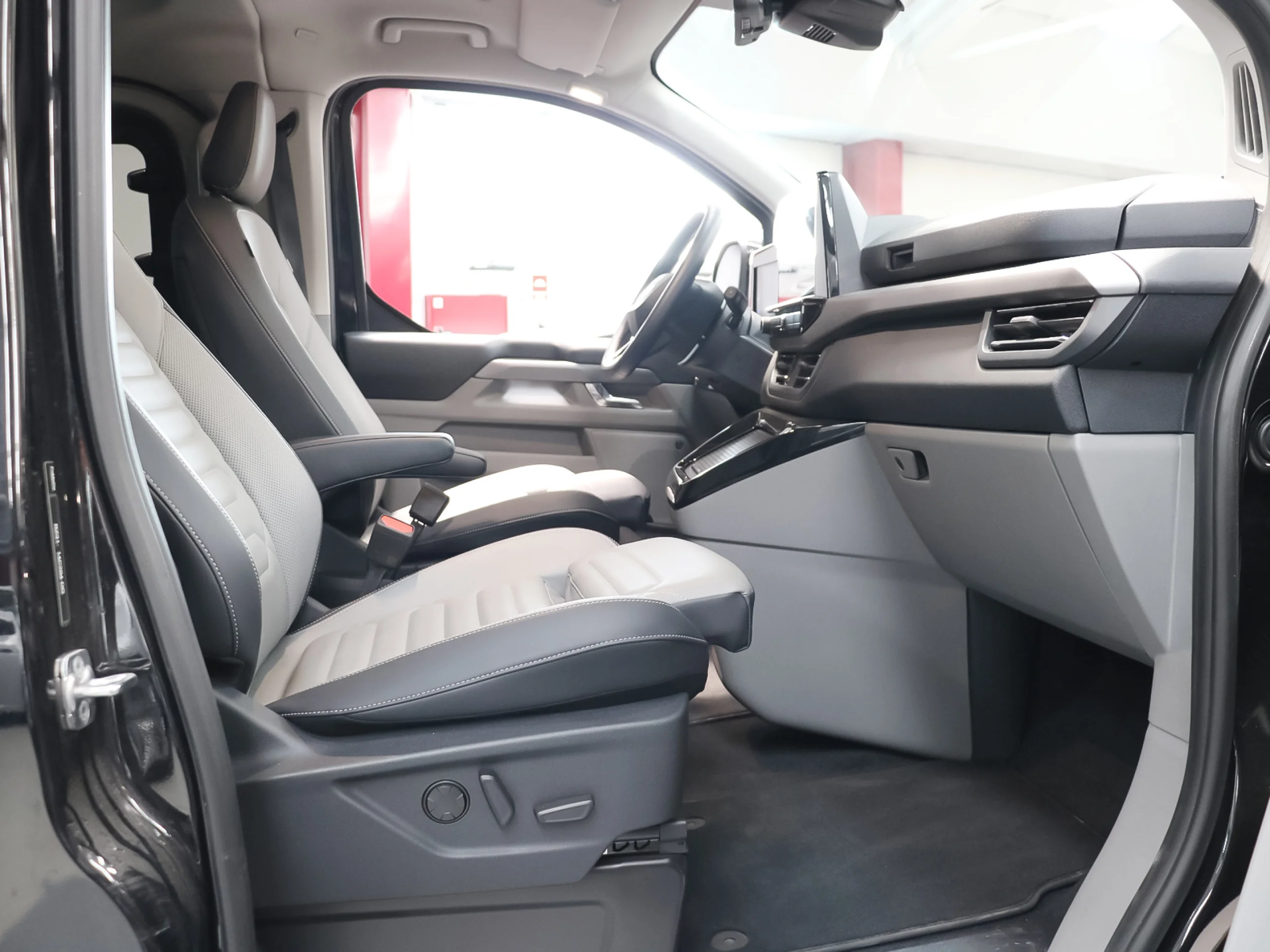 Ford Grand Tourneo Custom BEV 64kWh L2 Titanium X 160 kW (218 CV) - Foto 5