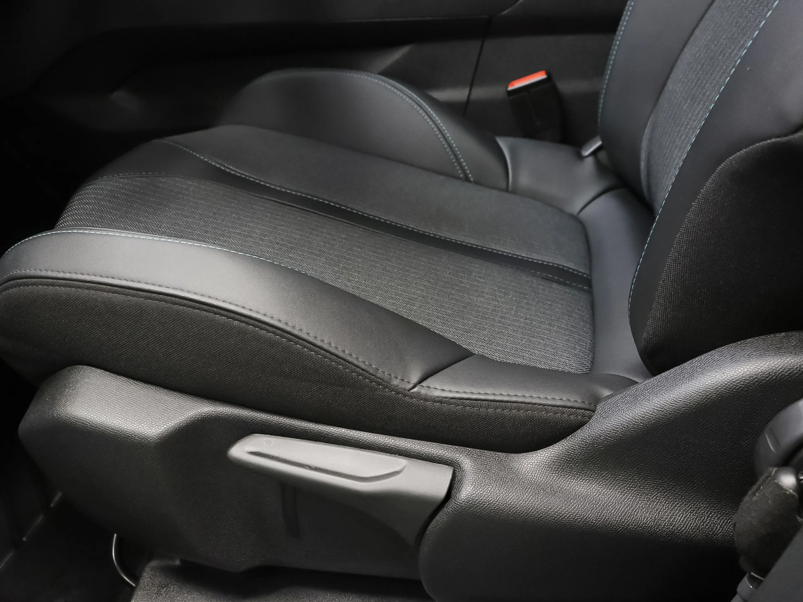 Peugeot 3008 Hybrid 180 Allure Pack e-EAT8 132 kW (180 CV) - Foto 6