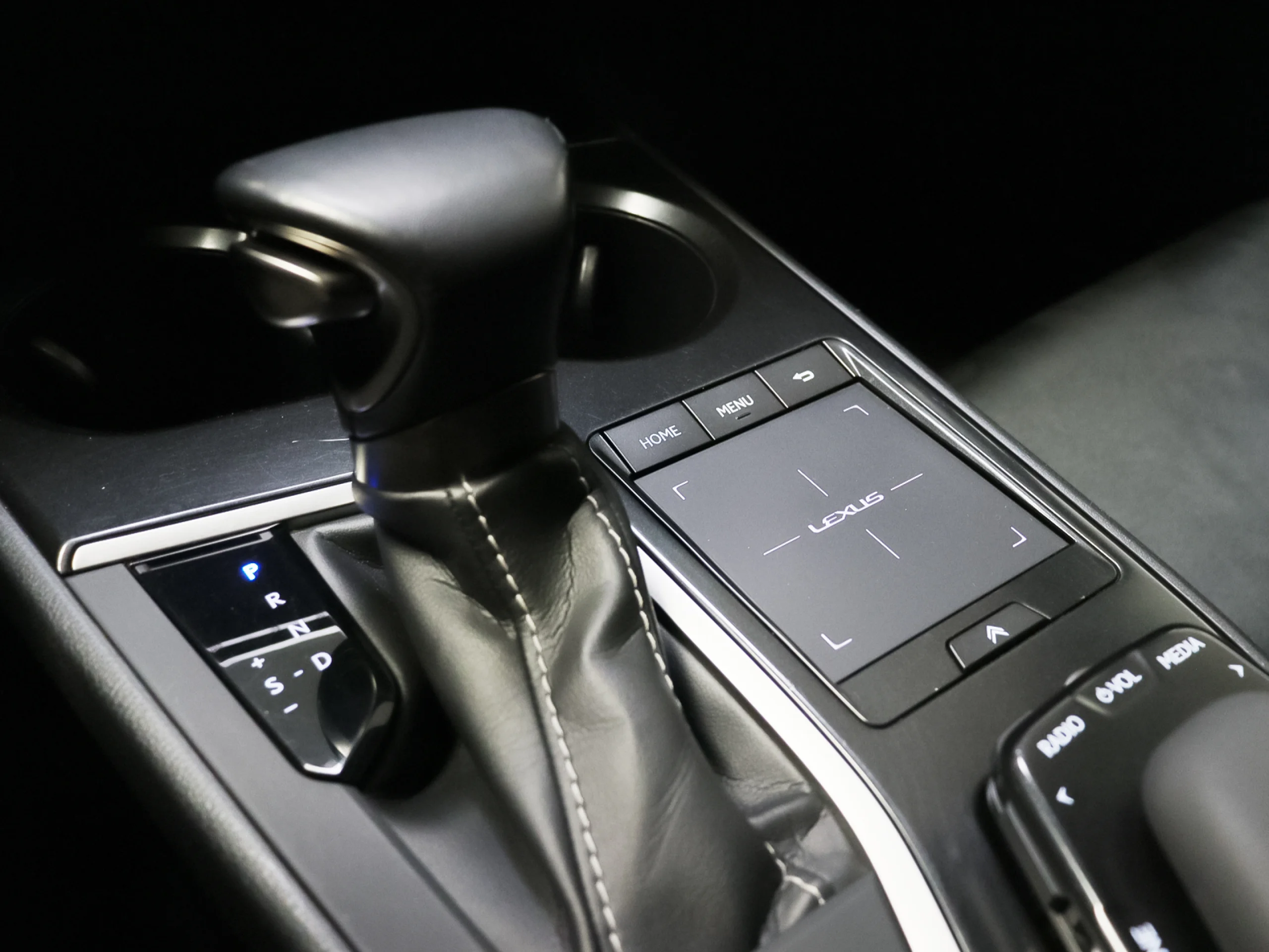 Lexus UX 250h Business 2WD 135 kW (184 CV) - Foto 26