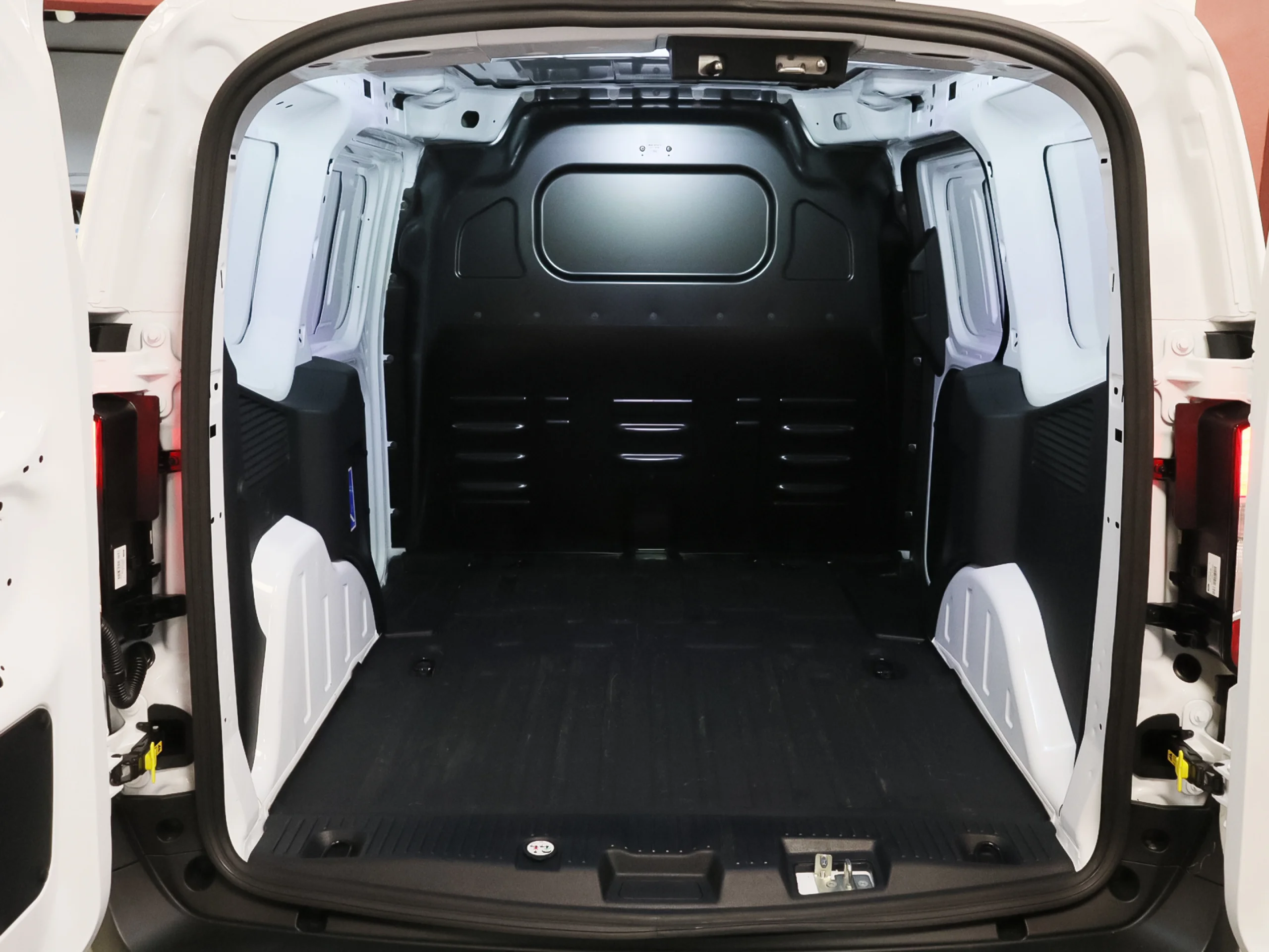 Ford Transit Courier Furgon BEV 54kWh Trend Auto 100 kW (136 CV) - Foto 25