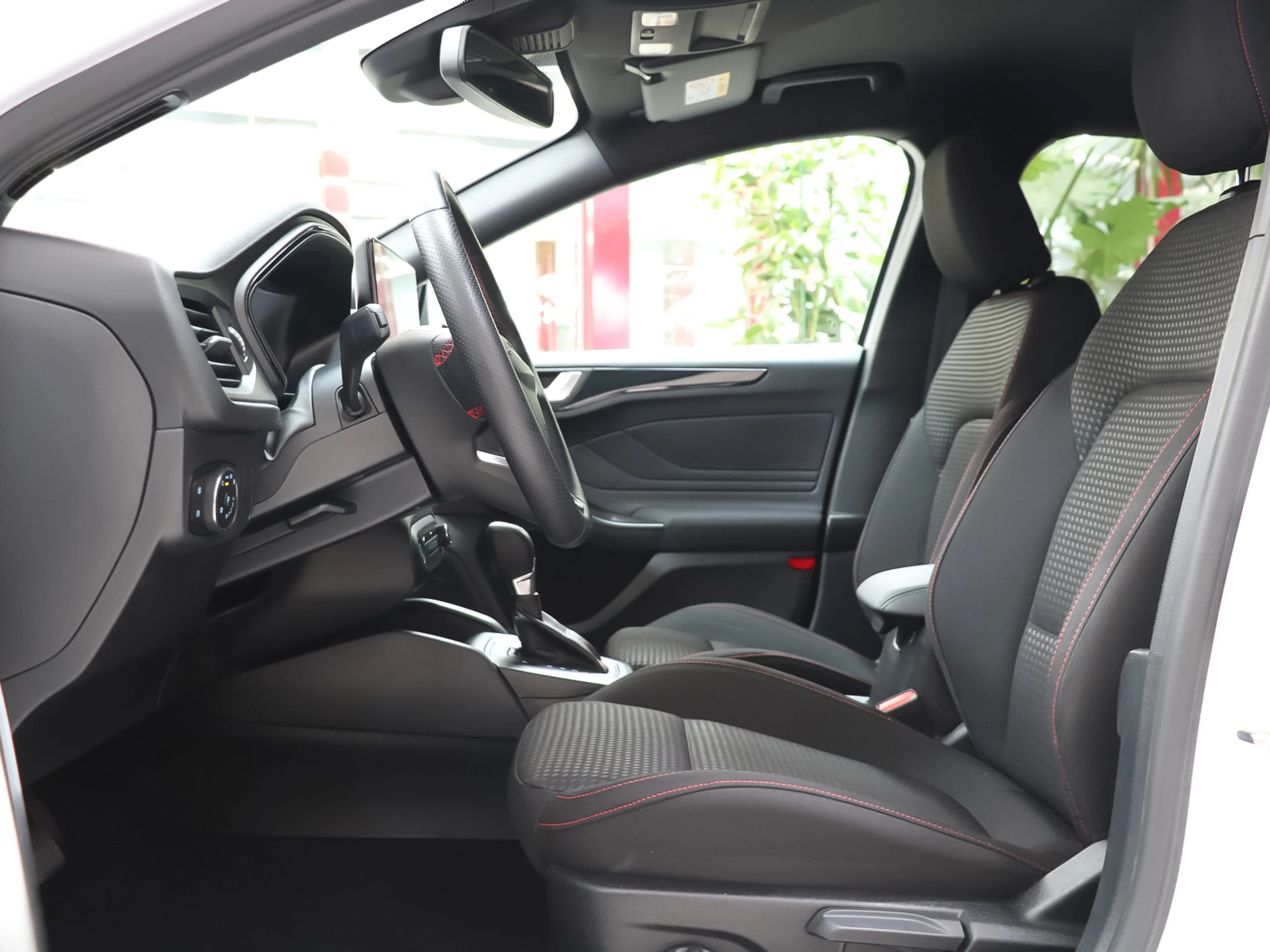 Ford Focus 1.0 Ecoboost MHEV ST-Line Auto 114 kW (155 CV) - Foto 6