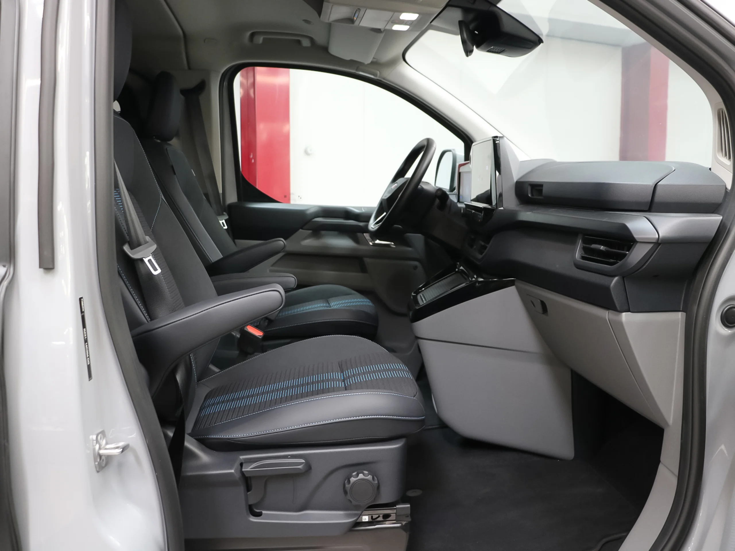Ford Tourneo Custom BEV 64kWh Titanium X L1 Auto 160 kW (218 CV) - Foto 6