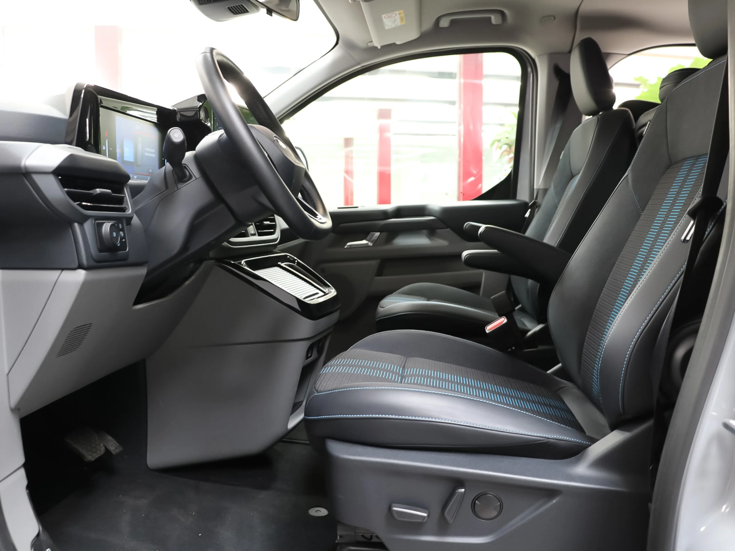 Ford Tourneo Custom BEV 64kWh Titanium X L1 Auto 160 kW (218 CV) - Foto 10