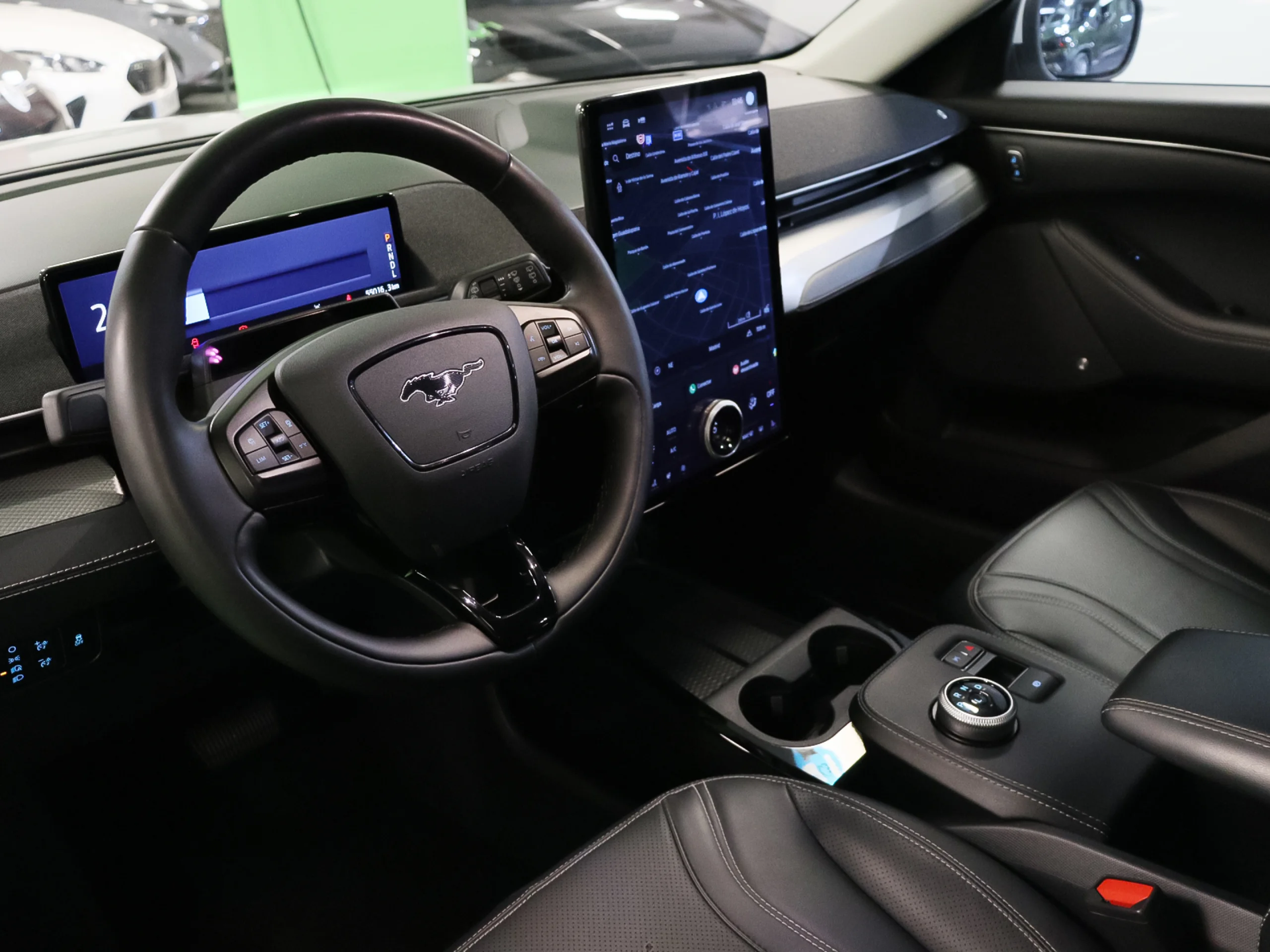 Ford Mustang Mach-E Batería 98.8Kwh 216 kW (294 CV) - Foto 3