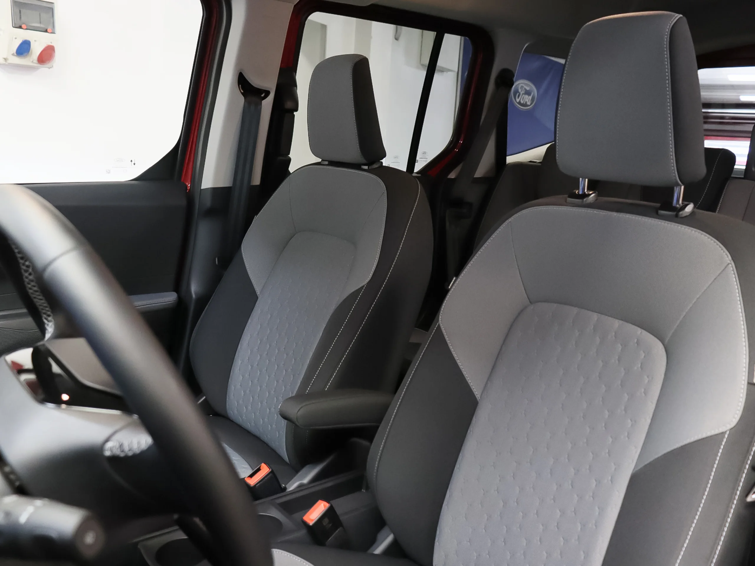 Ford Tourneo Courier BEV 43,5kWh Titanium Auto 100 kW (136 CV) - Foto 7