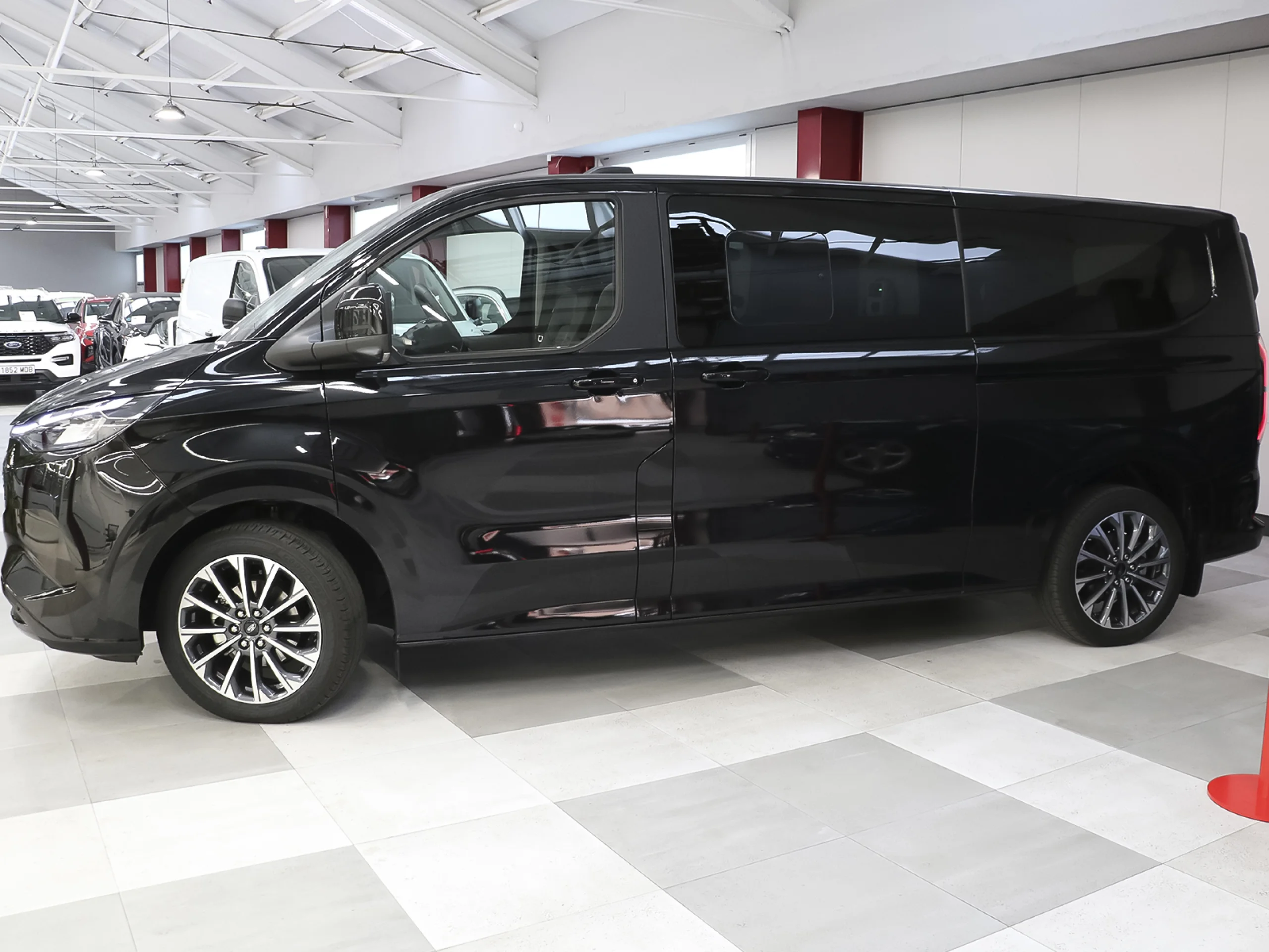 Ford Tourneo Custom BEV 64kWh Titanium X L2 Auto 160 kW (218 CV) - Foto 2