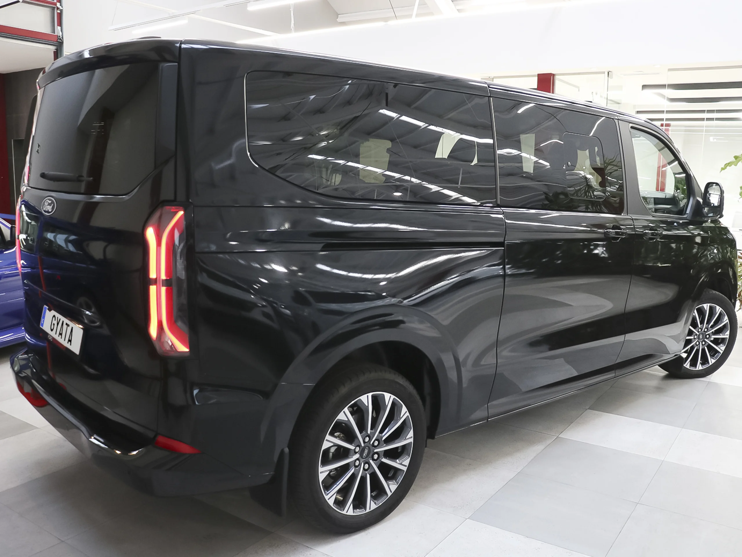 Ford Tourneo Custom BEV 64kWh Titanium X L2 Auto 160 kW (218 CV) - Foto 3