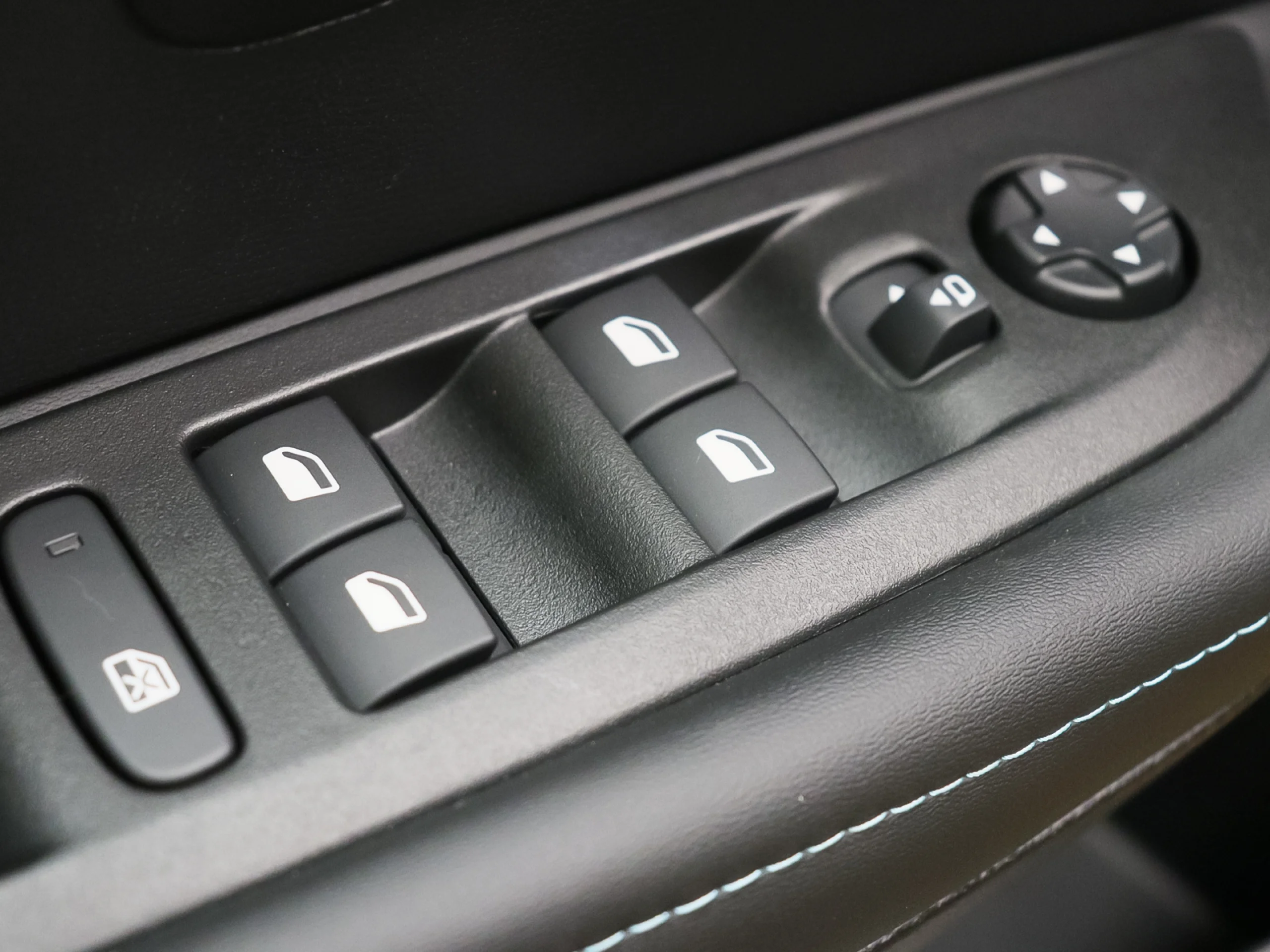 Peugeot E-208 Eléctrico Allure Pack 100 kW (136 CV) - Foto 7