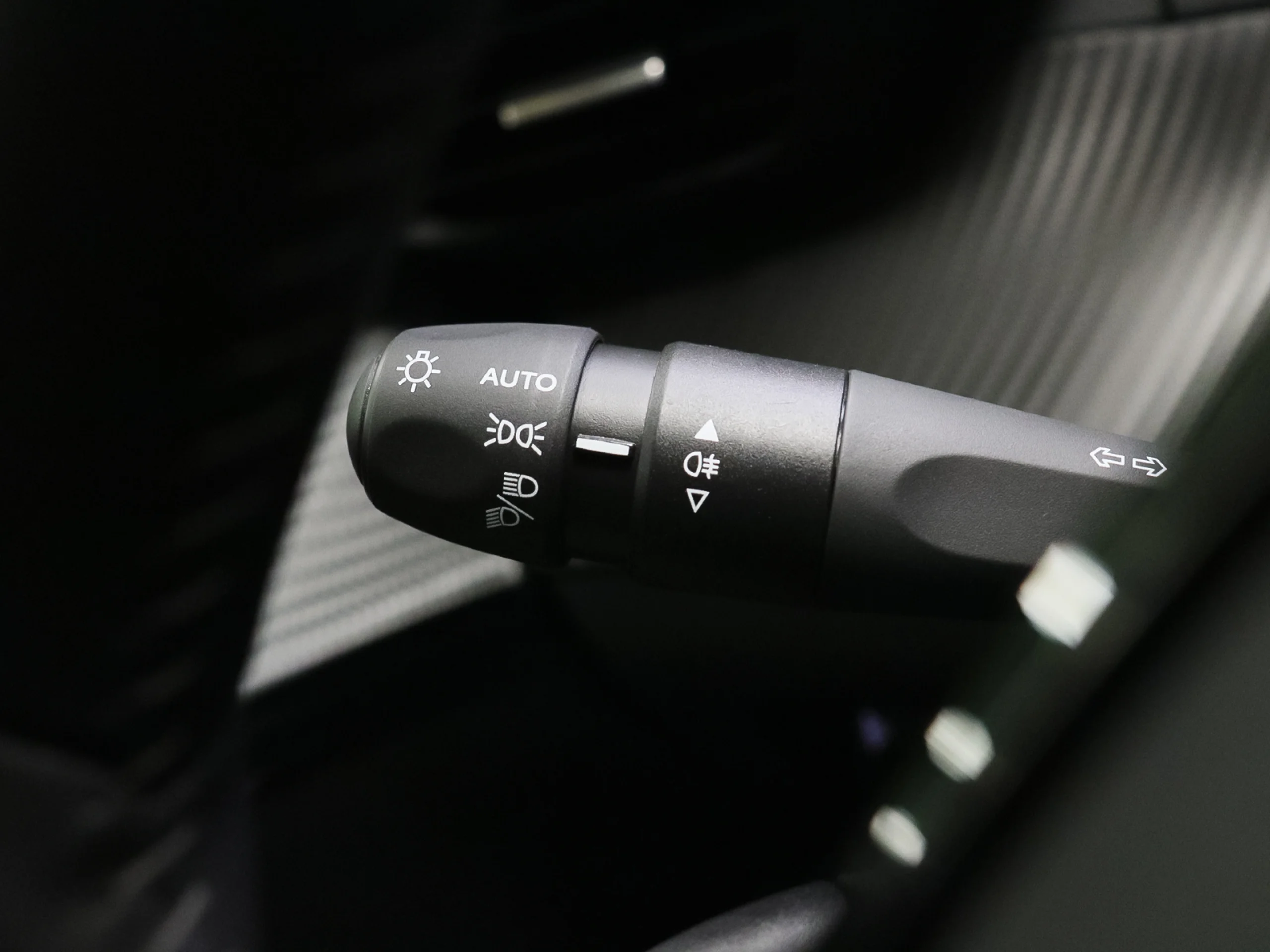 Peugeot E-208 Eléctrico Allure Pack 100 kW (136 CV) - Foto 11