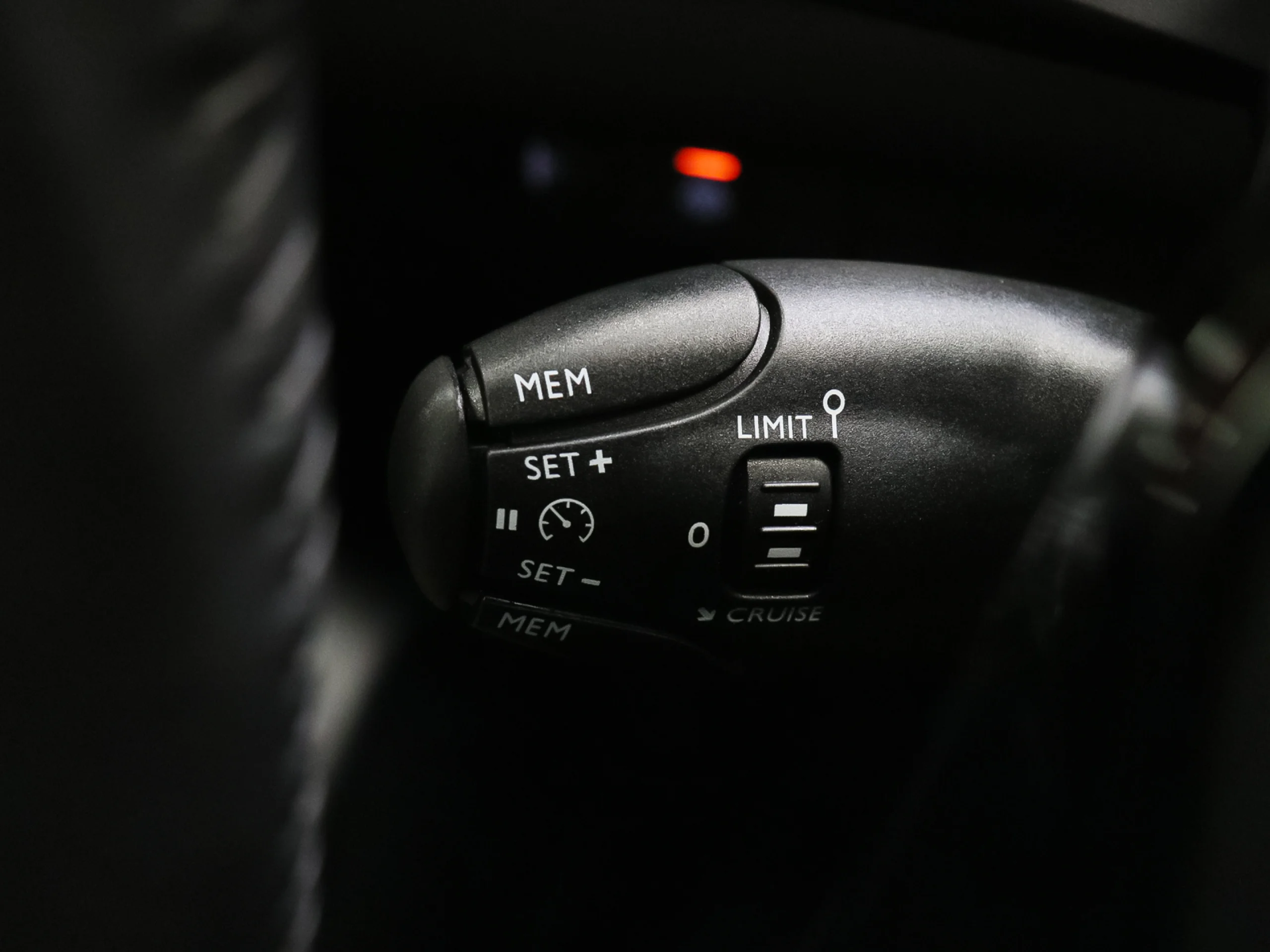 Peugeot E-208 Eléctrico Allure Pack 100 kW (136 CV) - Foto 12