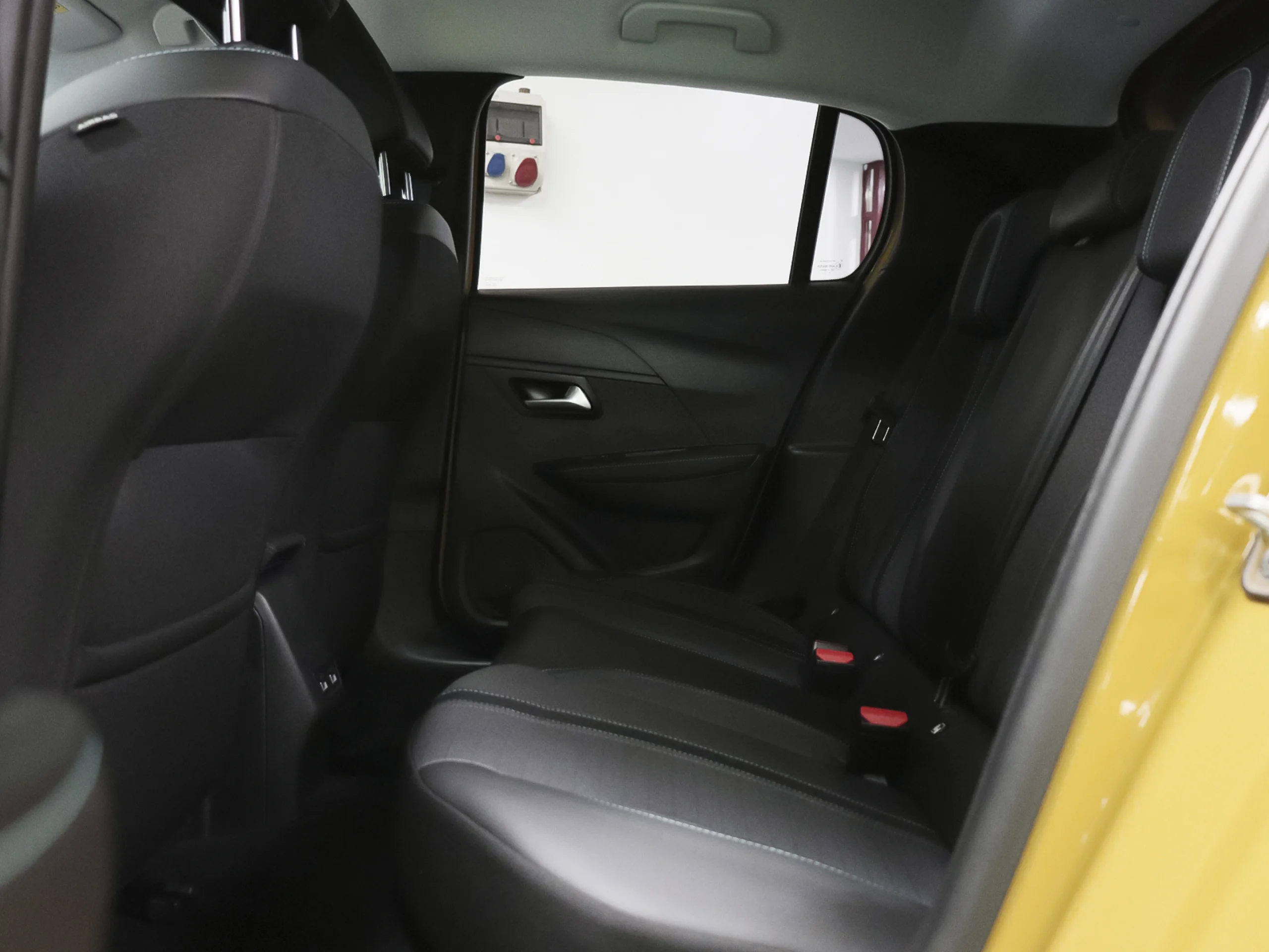 Peugeot E-208 Eléctrico Allure Pack 100 kW (136 CV) - Foto 5