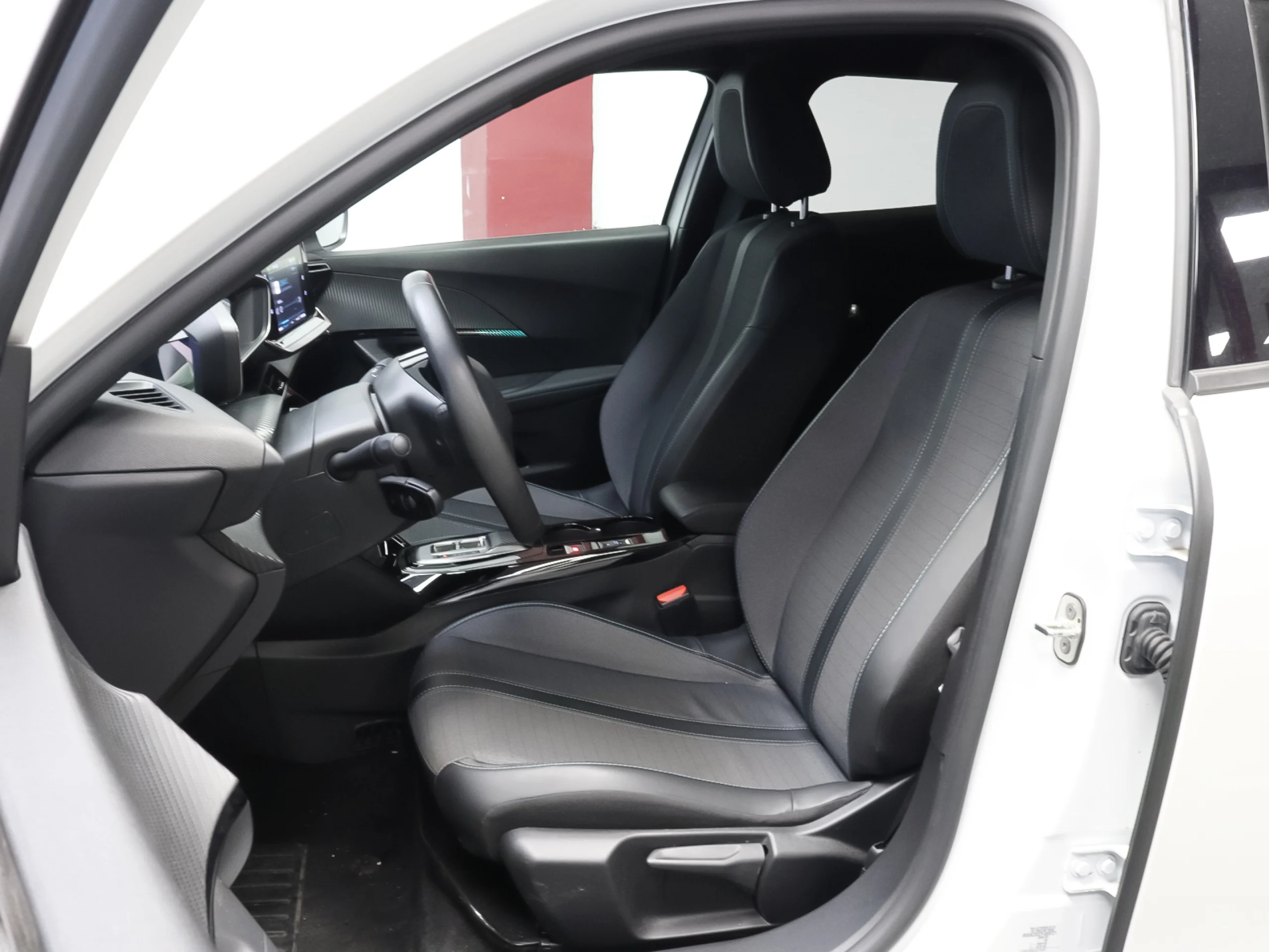 Peugeot E-2008 Eléctrico Allure Pack 100 kW (136 CV) - Foto 6