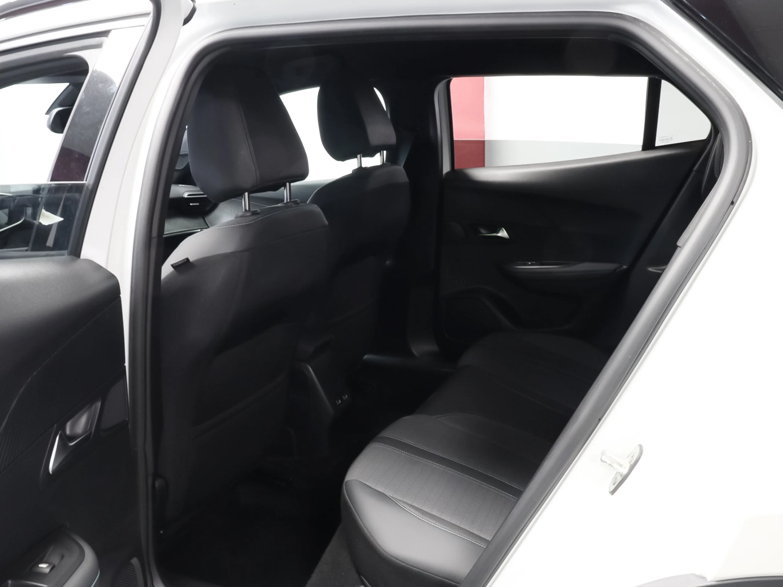 Peugeot E-2008 Eléctrico Allure Pack 100 kW (136 CV) - Foto 7