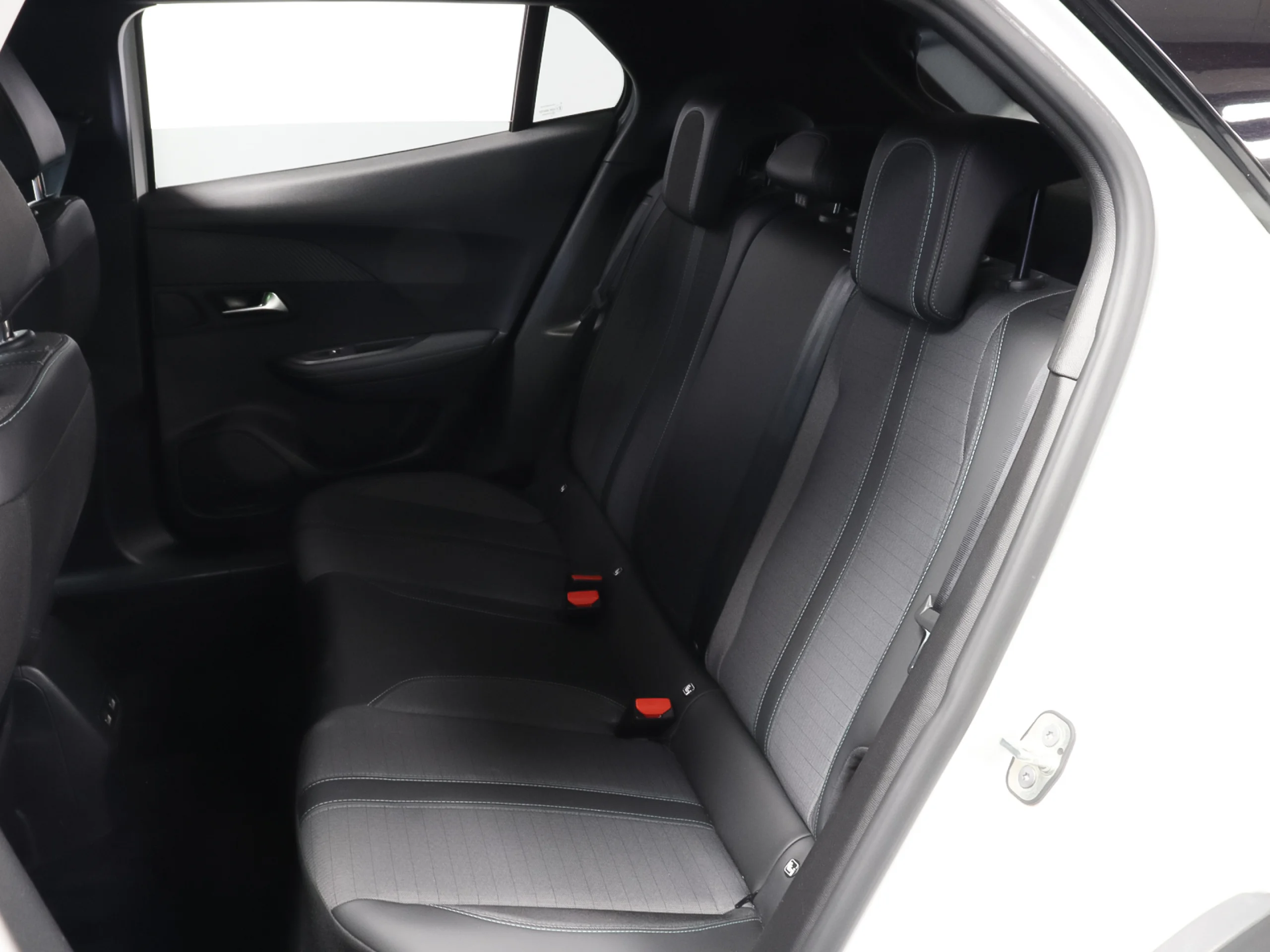 Peugeot E-2008 Eléctrico Allure Pack 100 kW (136 CV) - Foto 8