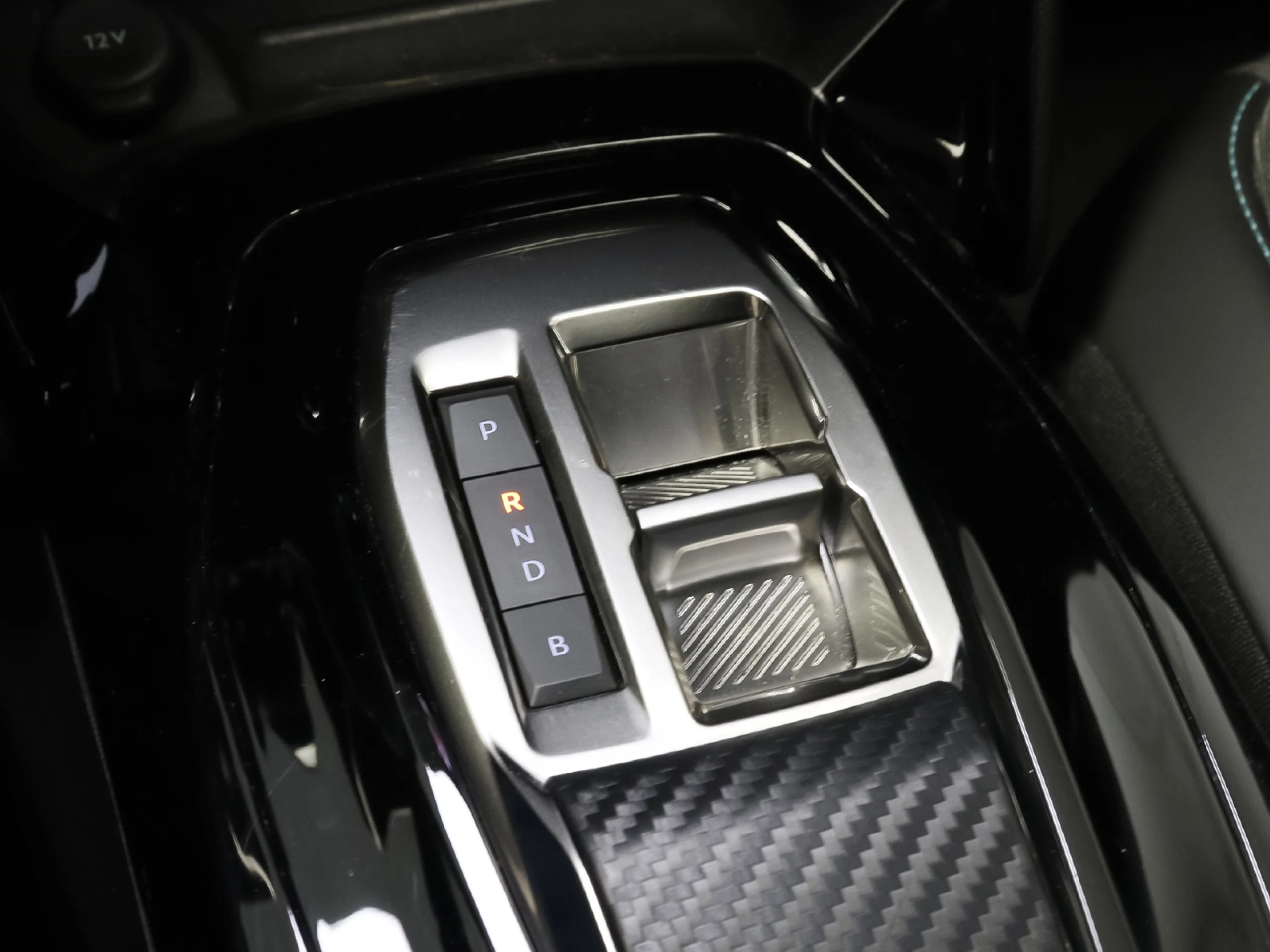 Peugeot E-2008 Eléctrico Allure Pack 100 kW (136 CV) - Foto 23