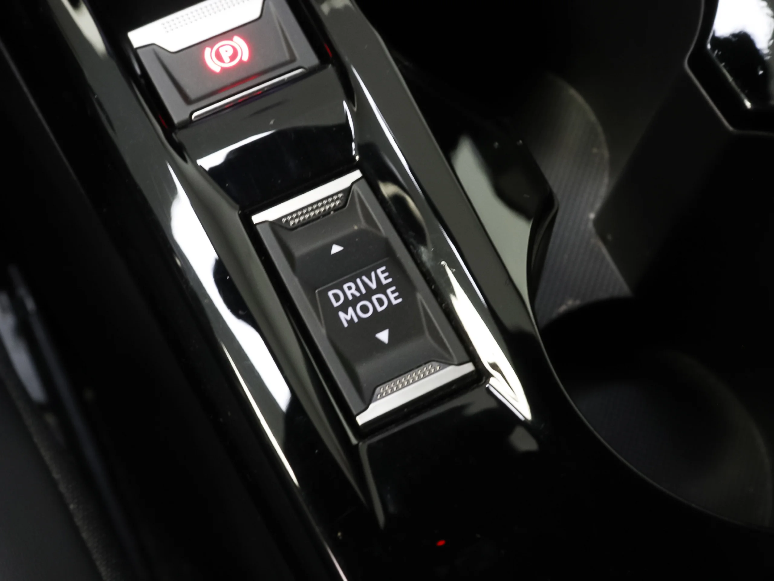 Peugeot E-2008 Eléctrico Allure Pack 100 kW (136 CV) - Foto 24