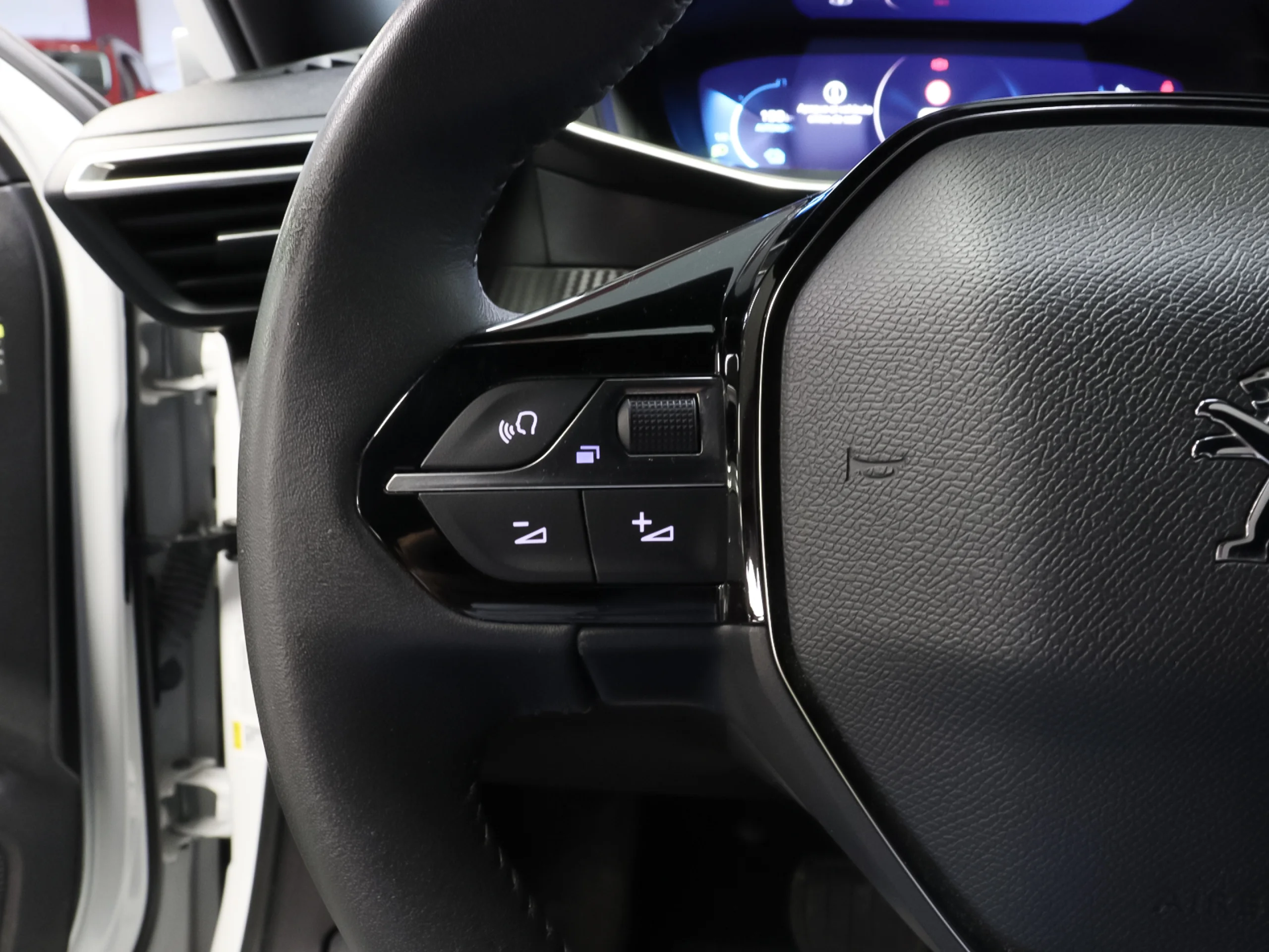 Peugeot E-2008 Eléctrico Allure Pack 100 kW (136 CV) - Foto 9