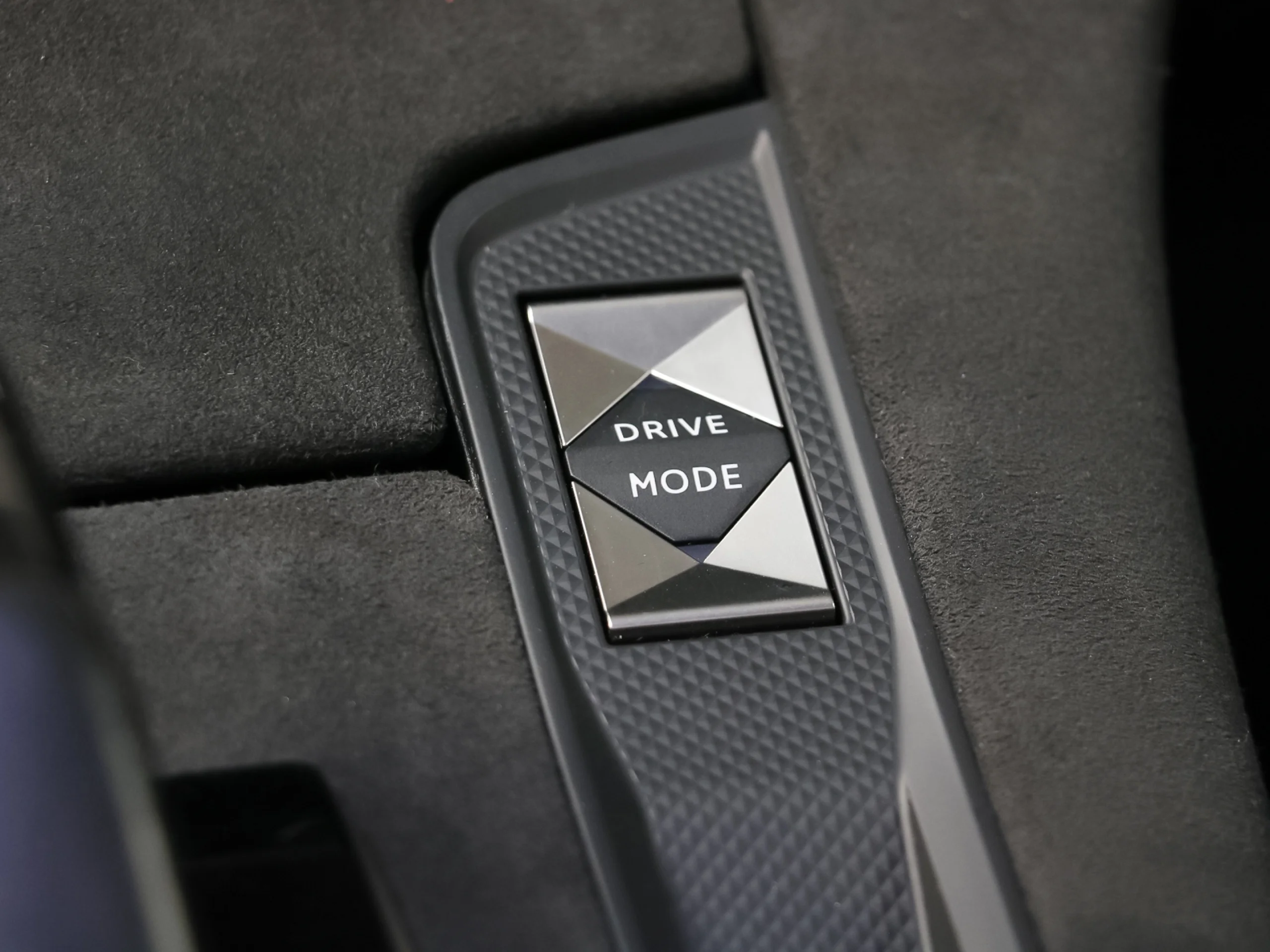 DS DS7 Crossback E-Tense 300 Performance Line+ 4WD Auto 221 kW (300 CV) - Foto 23