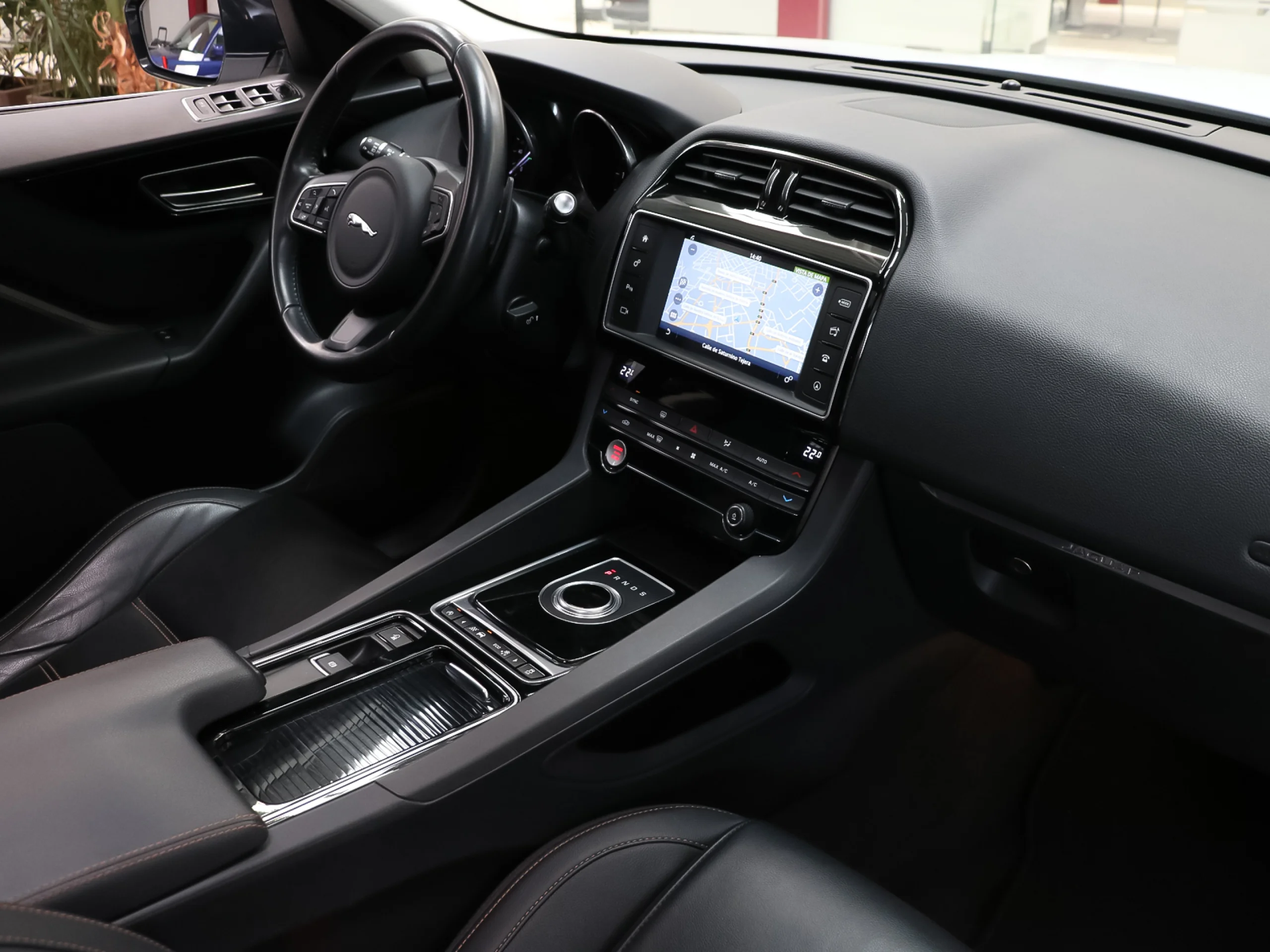 Jaguar F-PACE 2.0L i4D Pure AWD Auto 132 kW (180 CV) - Foto 4