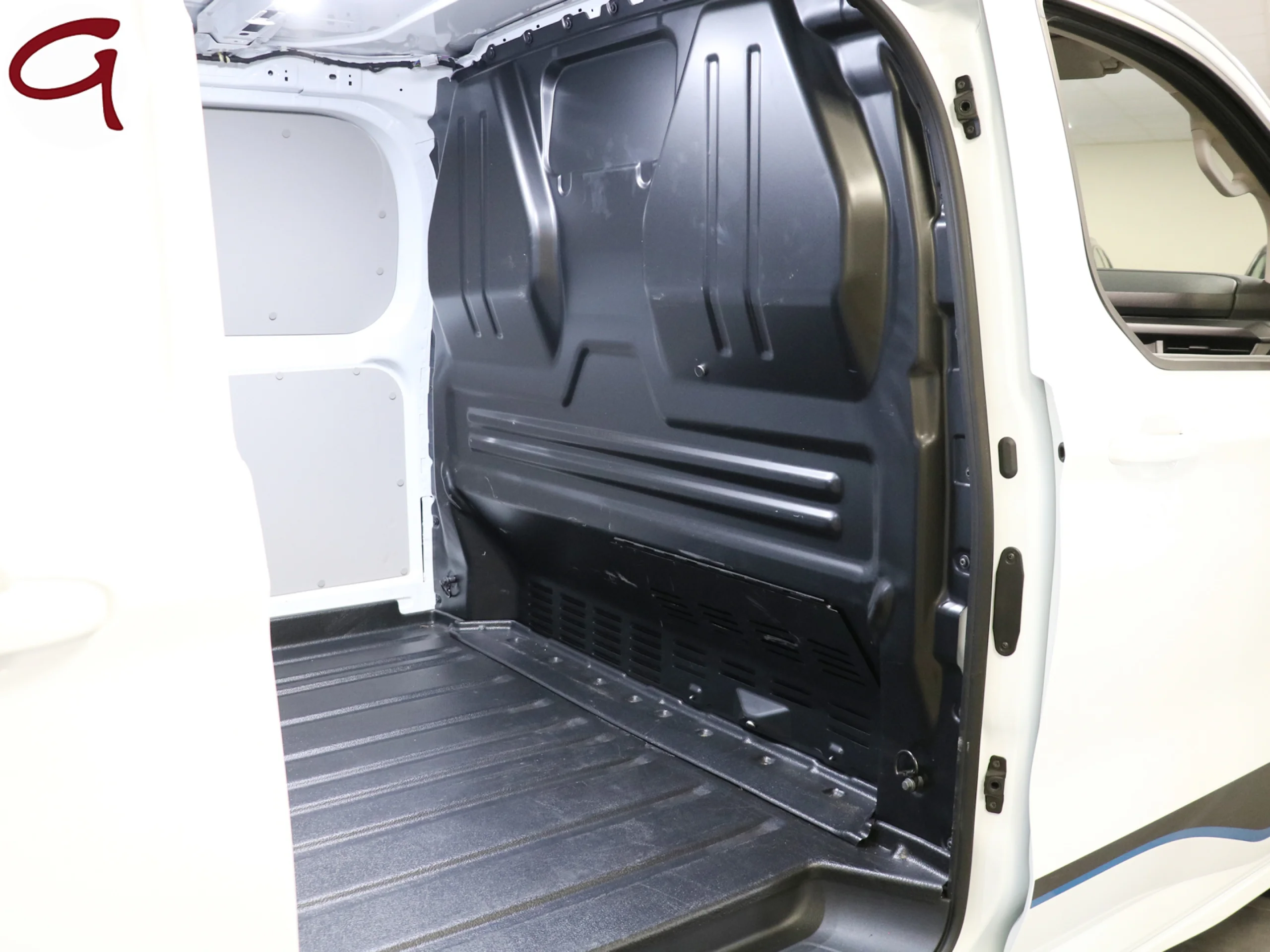 Ford Transit Custom Furgon BEV 64kWh 320 L1 Sport 210 kW (286 CV) - Foto 48