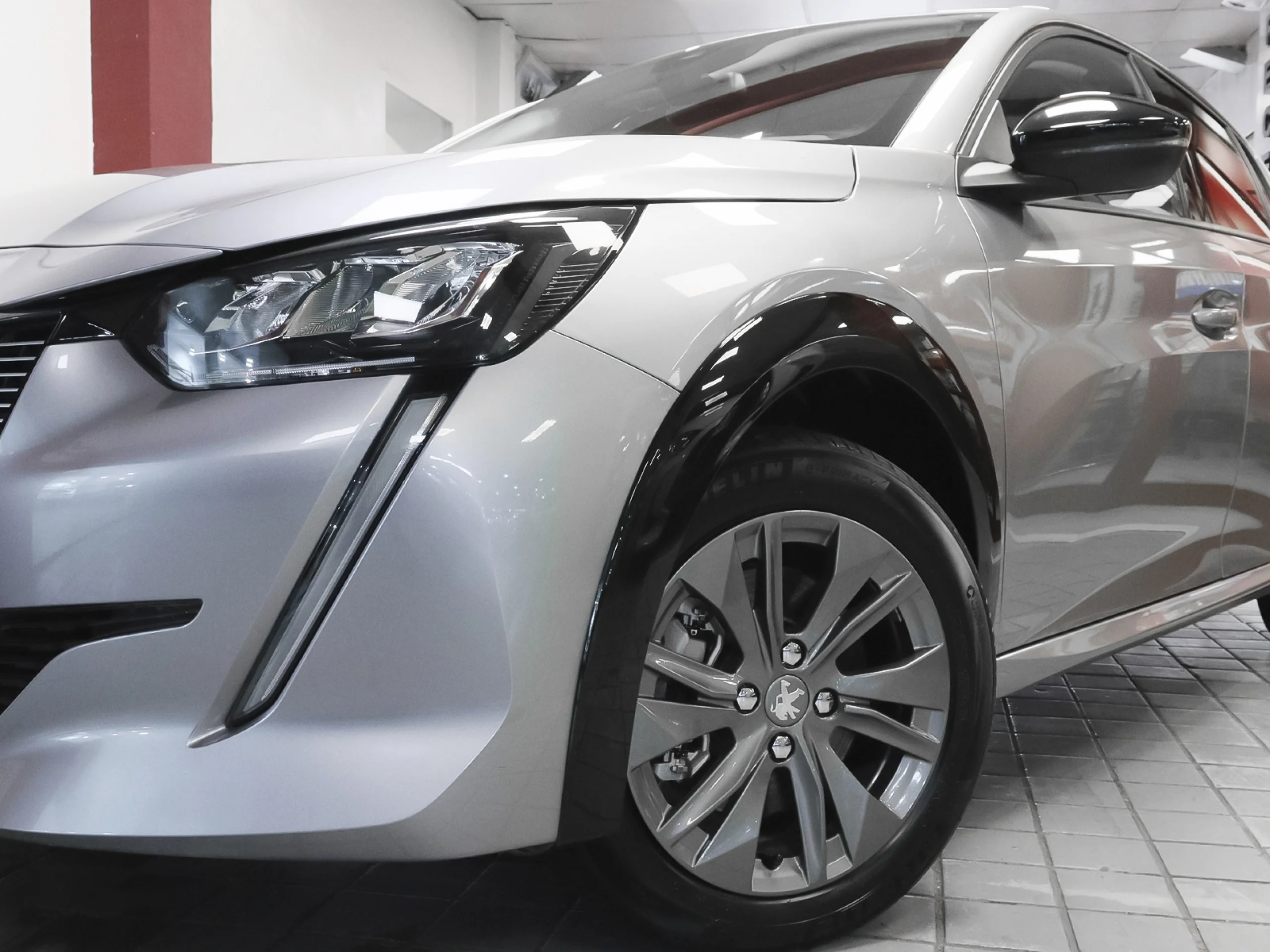 Peugeot E-208 Eléctrico Allure Pack 100 kW (136 CV) - Foto 30