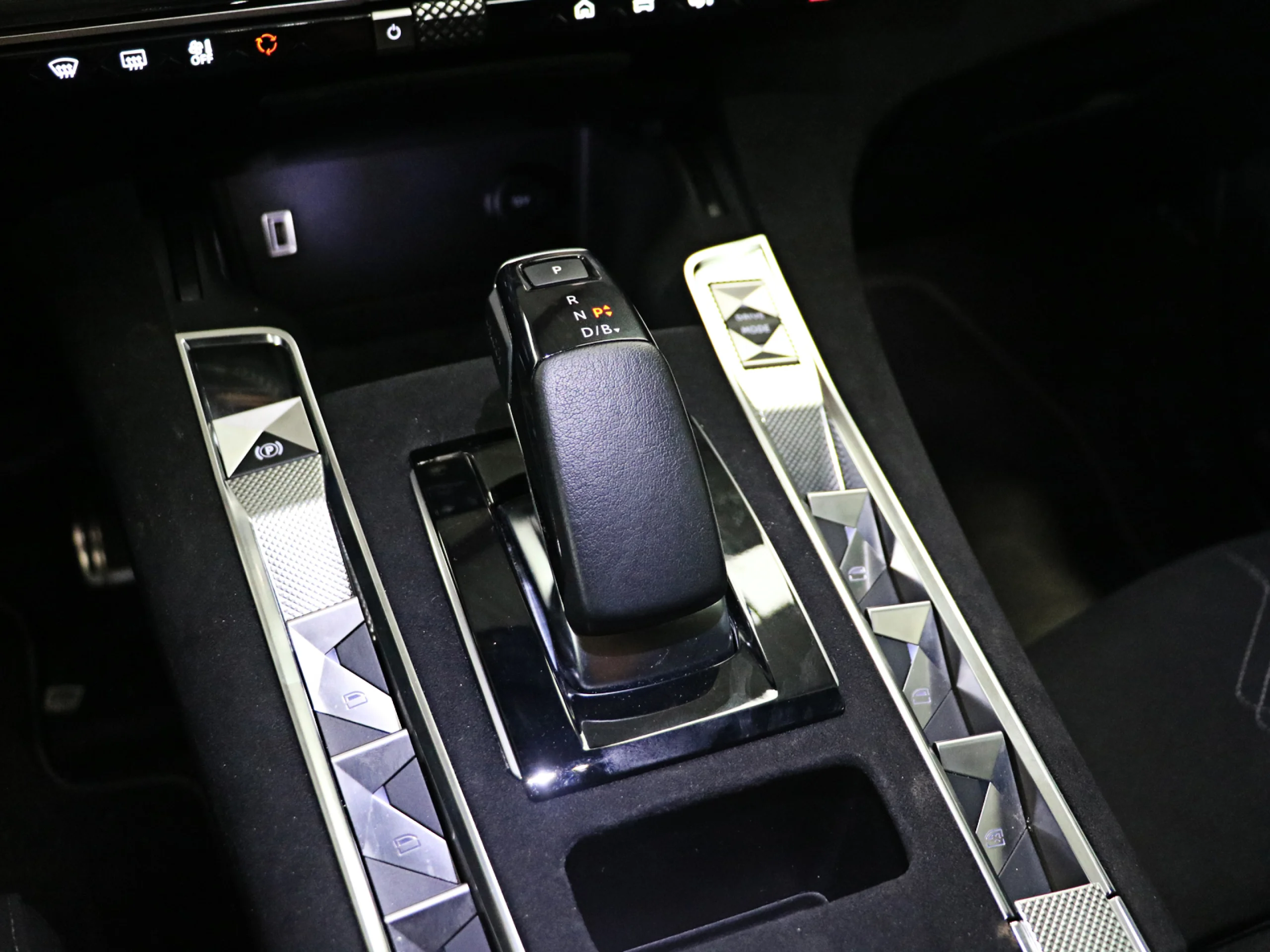 DS DS7 Crossback Plug-In Hybrid Pallas 165 kW (224 CV) - Foto 21