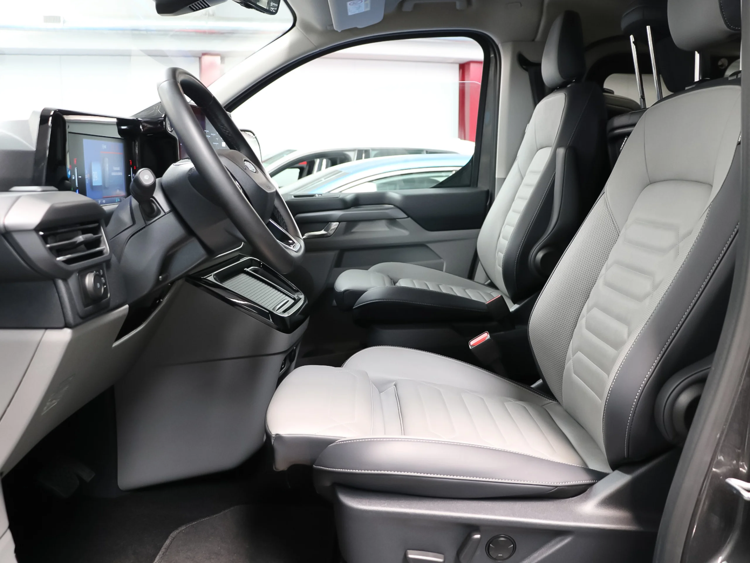 Ford Grand Tourneo Custom BEV 64kWh L2 Titanium X 160 kW (218 CV) - Foto 9