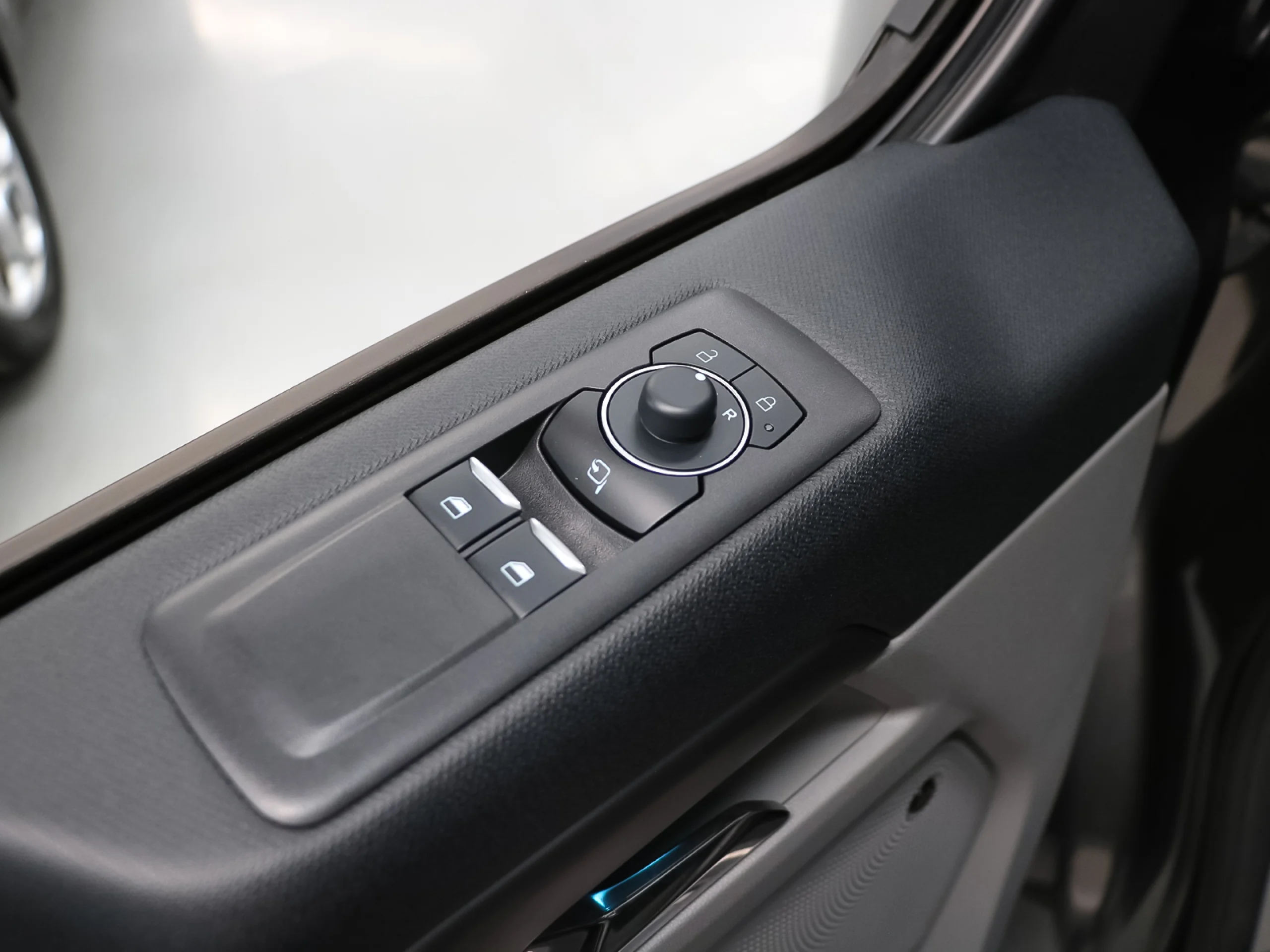 Ford Grand Tourneo Custom BEV 64kWh L2 Titanium X 160 kW (218 CV) - Foto 53