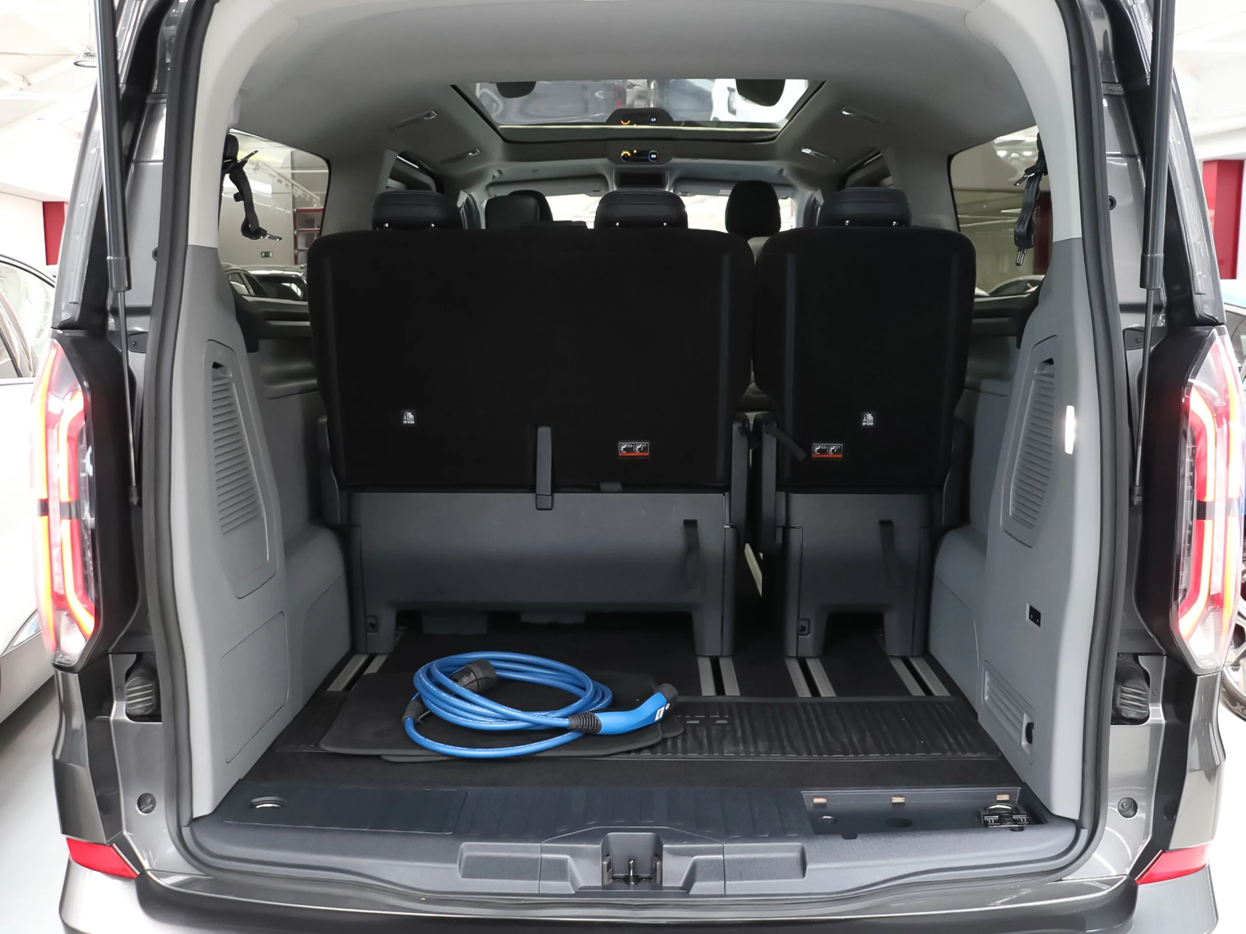 Ford Grand Tourneo Custom BEV 64kWh L2 Titanium X 160 kW (218 CV) - Foto 59