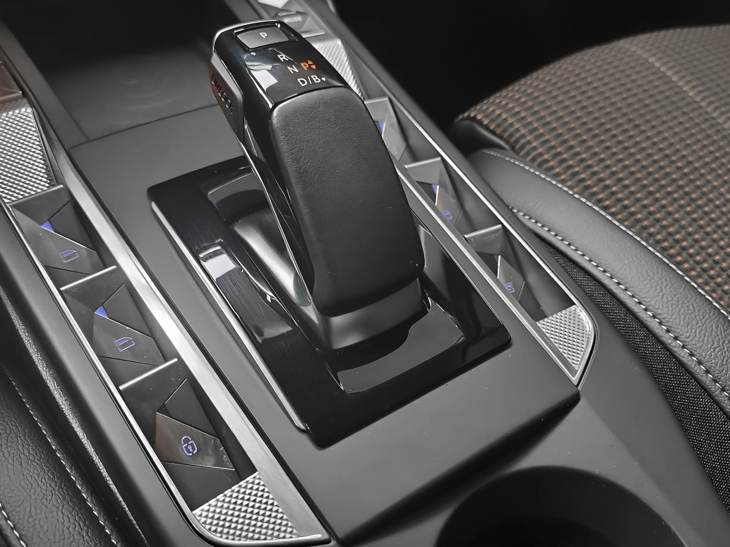 DS DS3 E-Tense Performance Line+ 115 kW (156 CV) - Foto 18