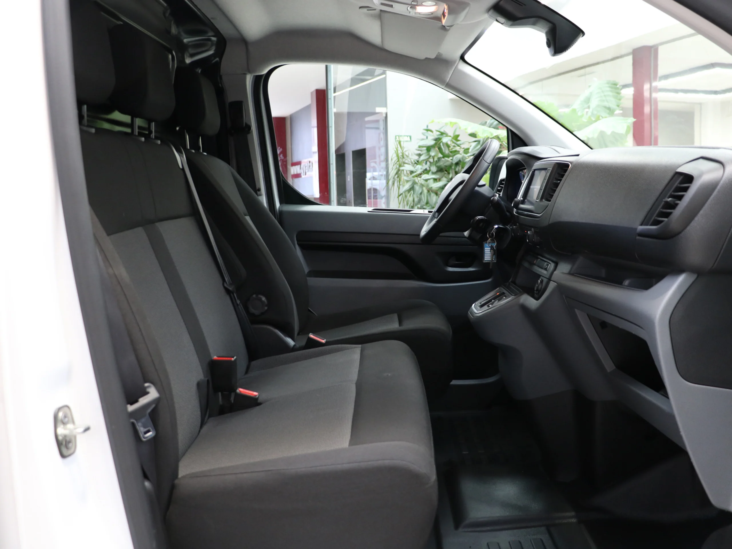 Fiat Scudo Furgón 50 kW L1 Business 100 kW (136 CV) - Foto 7