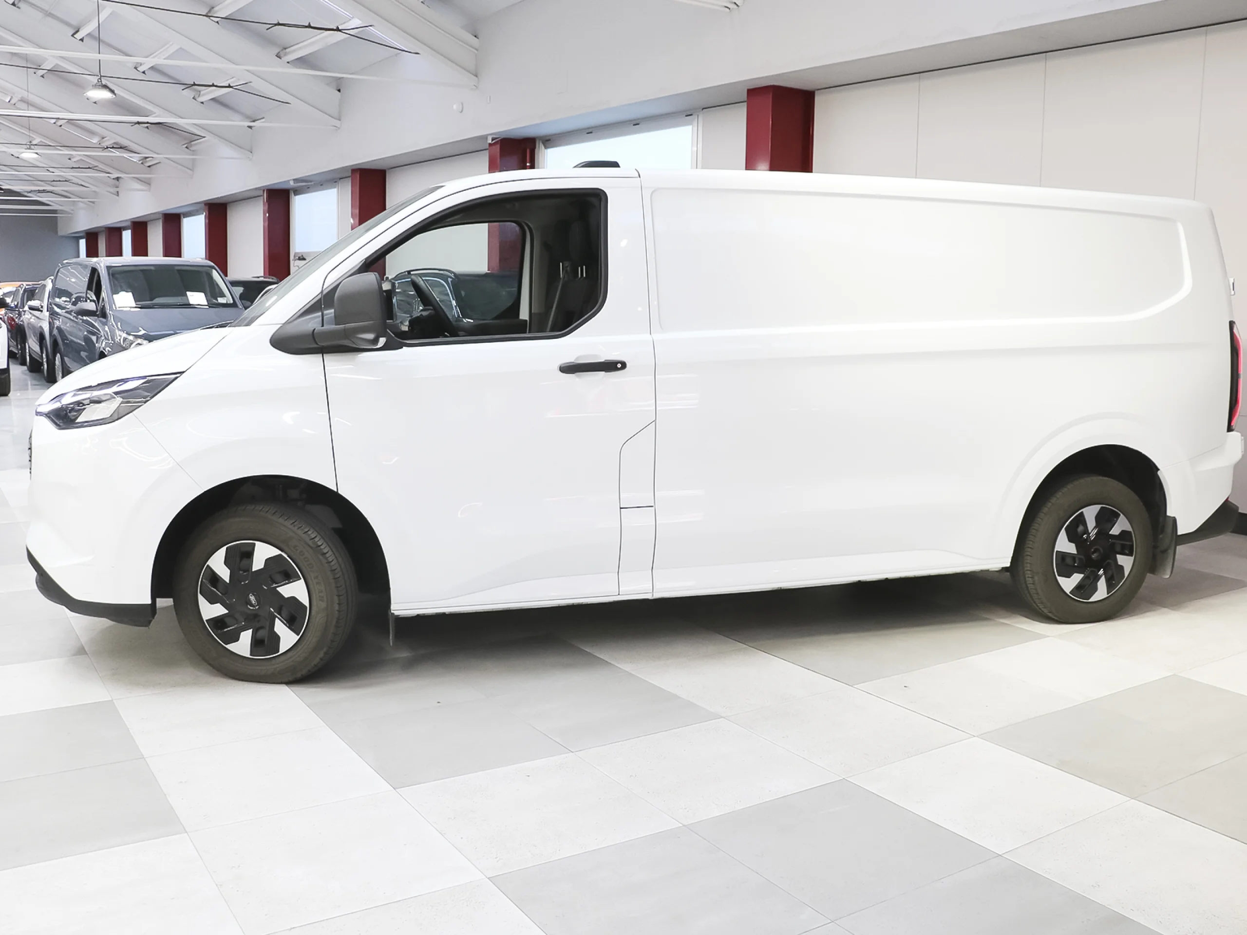 Ford Transit Custom Furgon BEV 320 L2 Trend 64kWh 100 kW (136 CV) - Foto 2