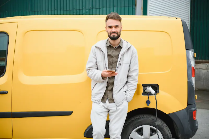 hombre cargando su coche con etiqueta eco